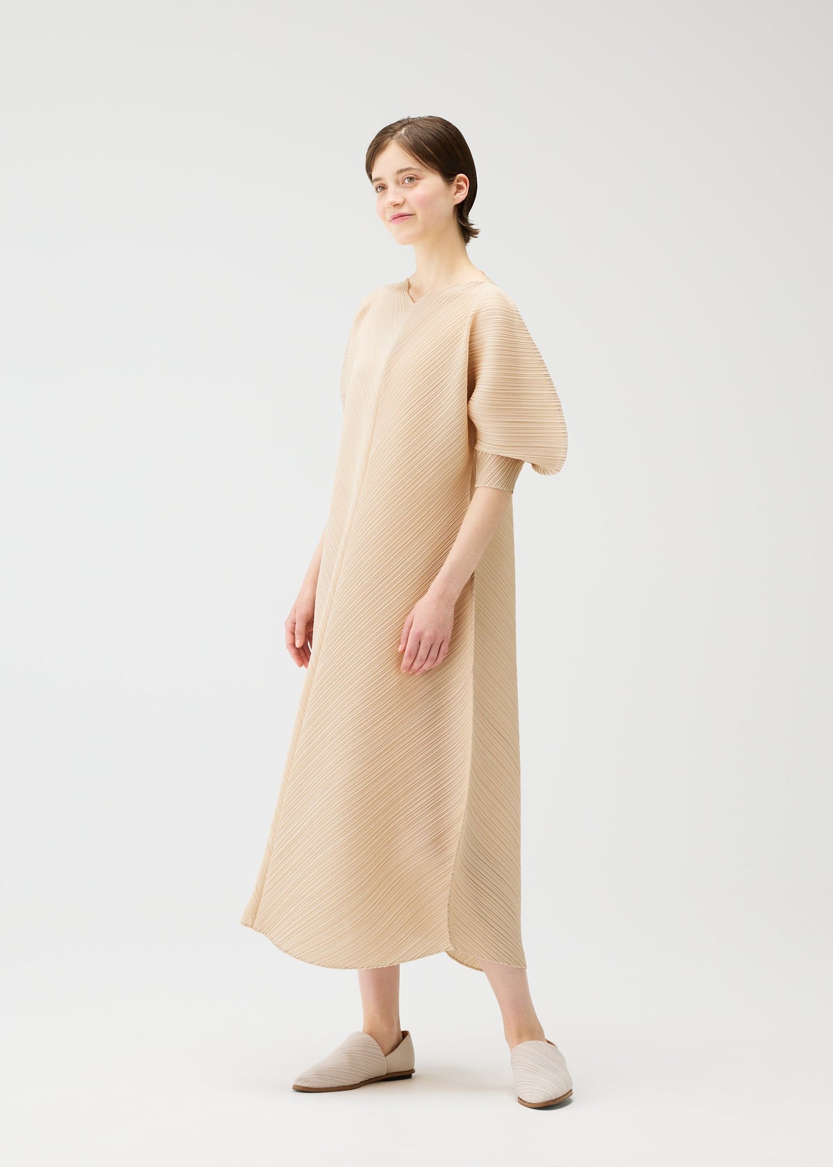 A model wears the PLEATS PLEASE ISSEY MIYAKE COAST pp66jh4647505.