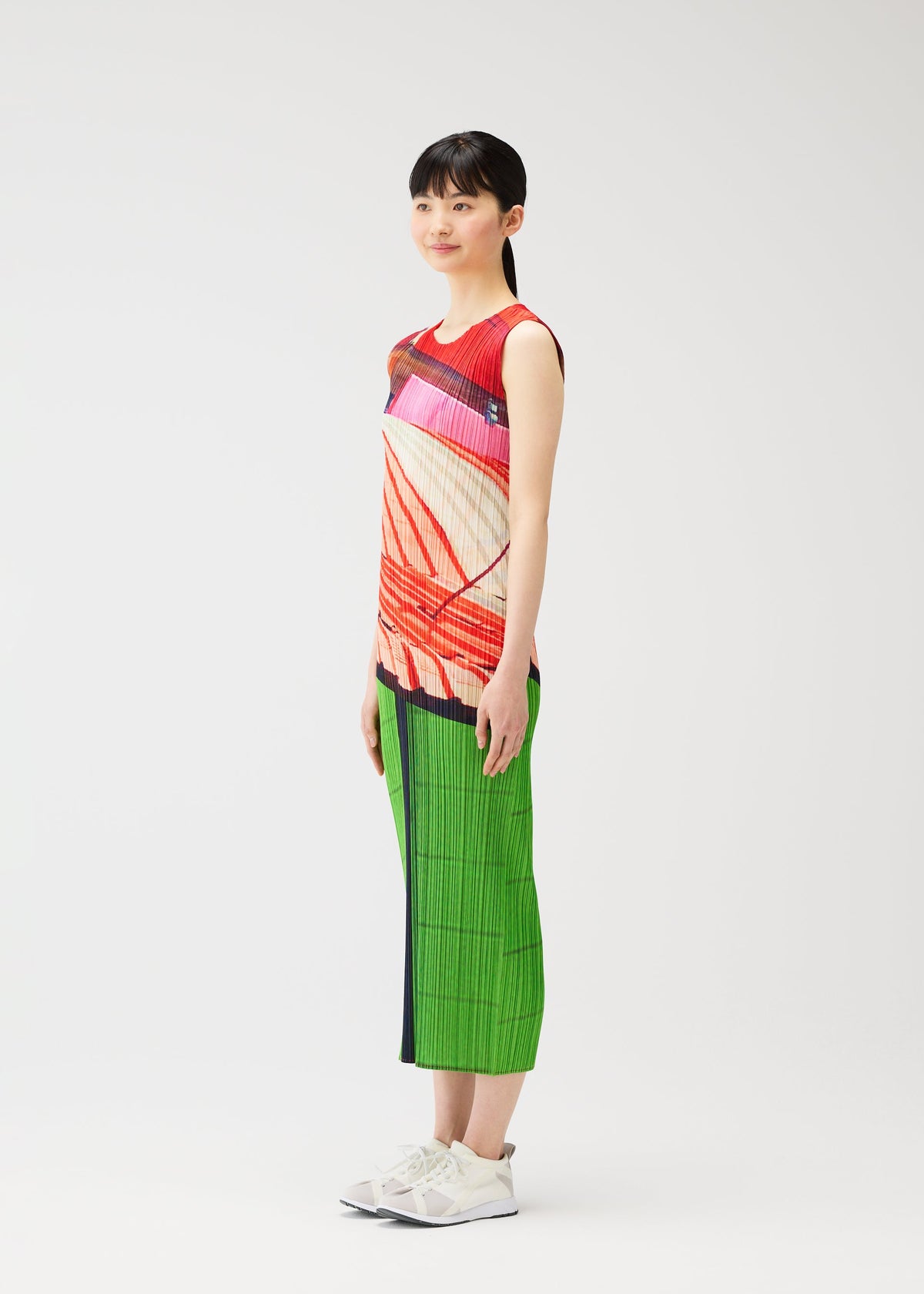 A model wears the PLEATS PLEASE ISSEY MIYAKE CITY COLLAGE prêt à porter.