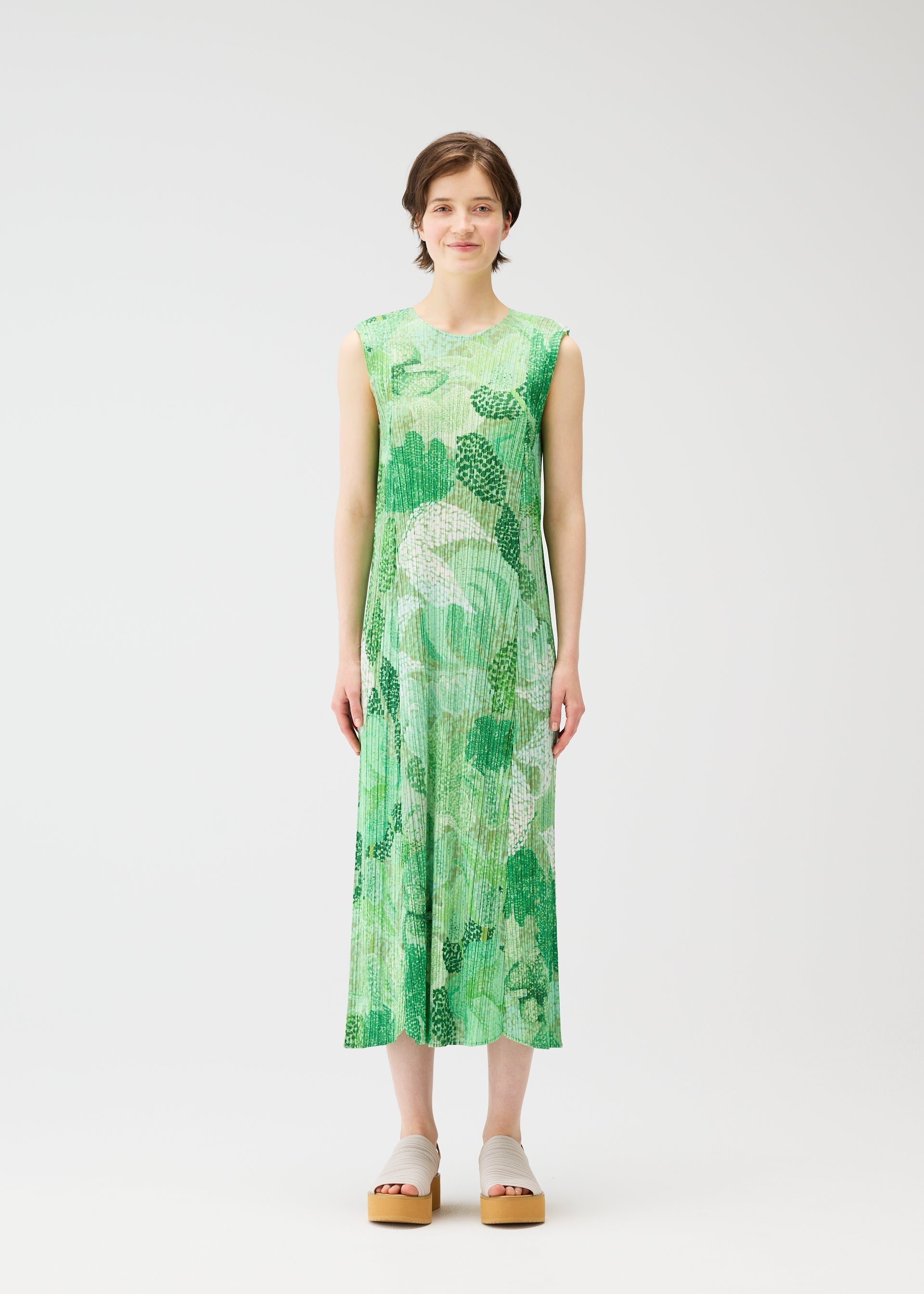 A model wears the Pleats Please Issey Miyake FOGGY FOREST prêt à porter.