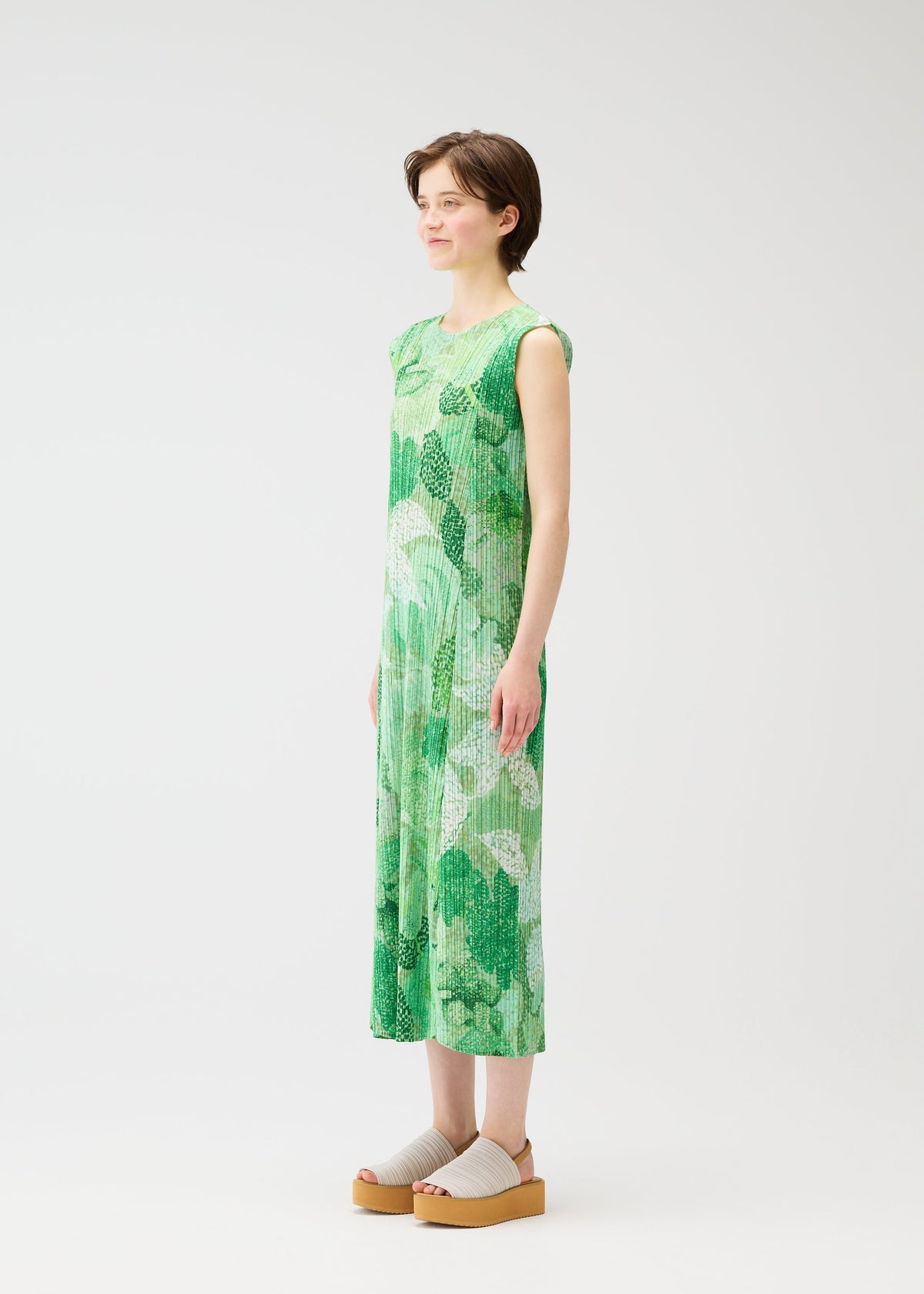 A model wears the Pleats Please Issey Miyake FOGGY FOREST prêt à porter.