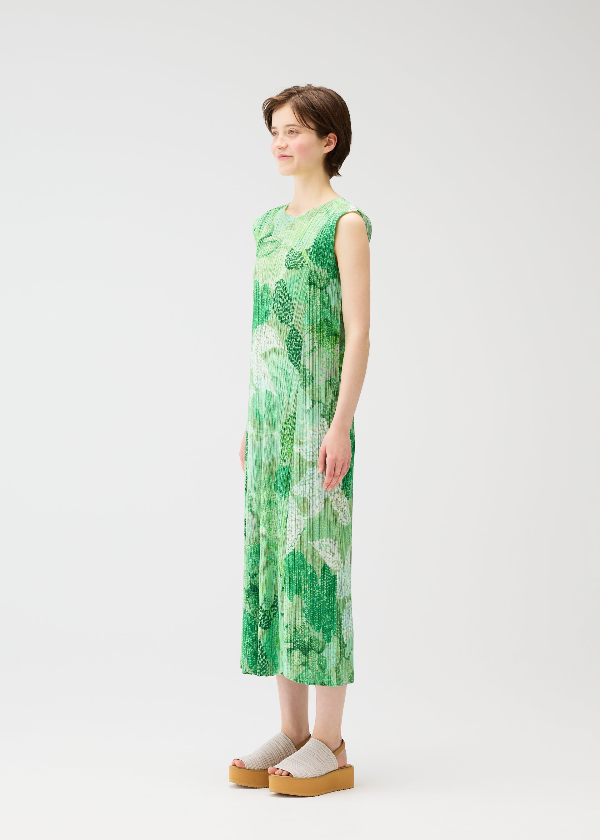 A model wears the Pleats Please Issey Miyake FOGGY FOREST prêt à porter.