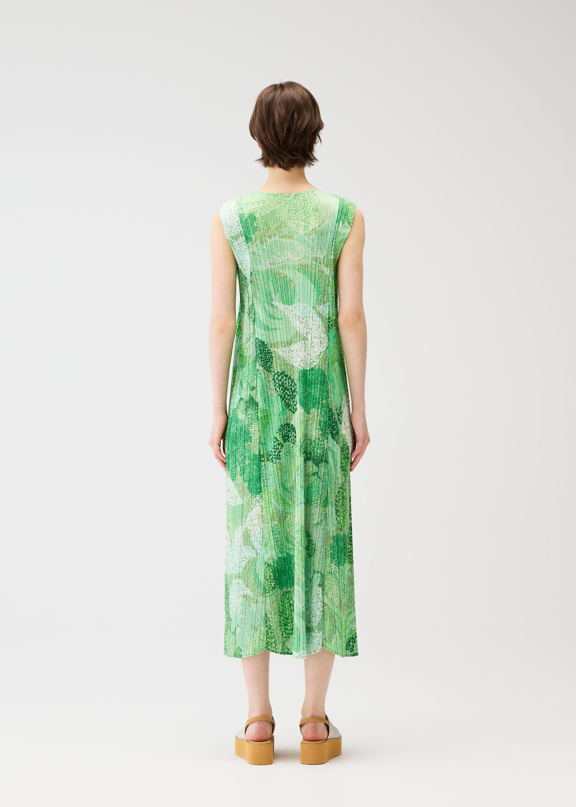 A model wears the Pleats Please Issey Miyake FOGGY FOREST prêt à porter.