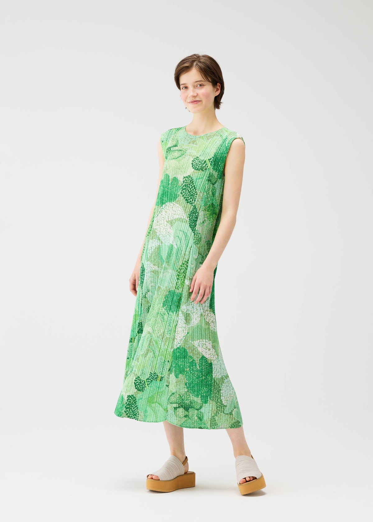 A model wears the Pleats Please Issey Miyake FOGGY FOREST prêt à porter.