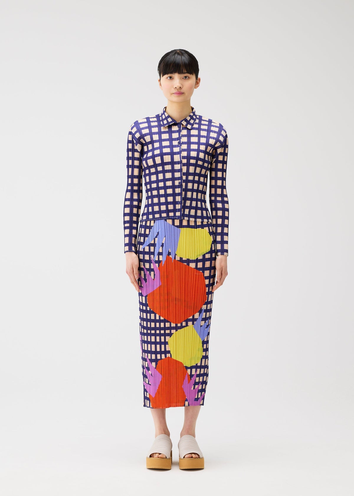 A model wears the PLEATS PLEASE ISSEY MIYAKE BASKET basket-shirt-green.