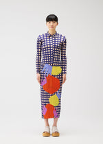 A model wears the PLEATS PLEASE ISSEY MIYAKE BASKET basket-shirt-navy.