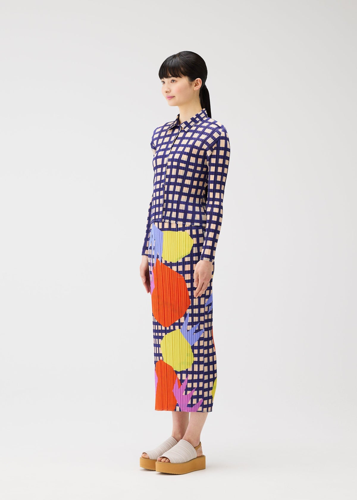 A model wears the PLEATS PLEASE ISSEY MIYAKE BASKET basket-shirt-navy.