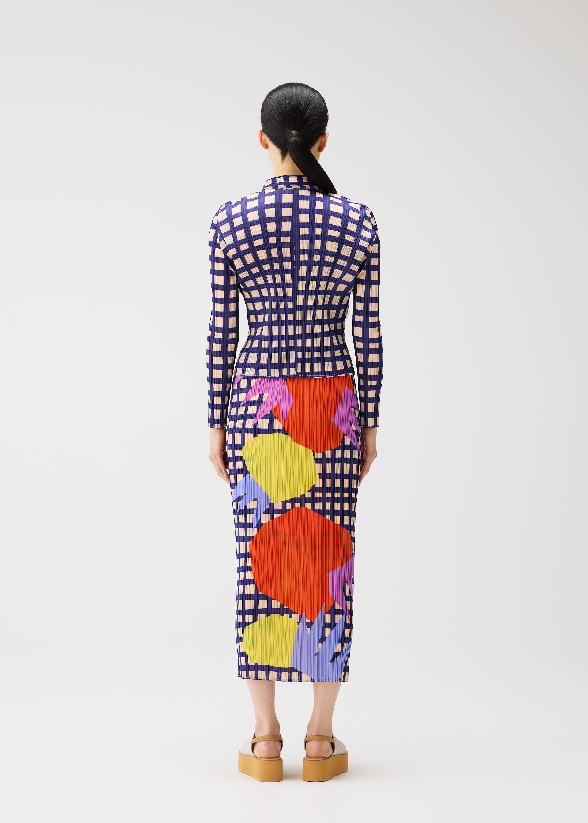 A model wears the PLEATS PLEASE ISSEY MIYAKE BASKET basket-shirt-navy.