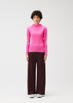 A model wears the PLEATS PLEASE ISSEY MIYAKE MONTHLY COLORS JANUARY prêt à porter.