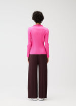 A model wears the PLEATS PLEASE ISSEY MIYAKE MONTHLY COLORS JANUARY prêt à porter.