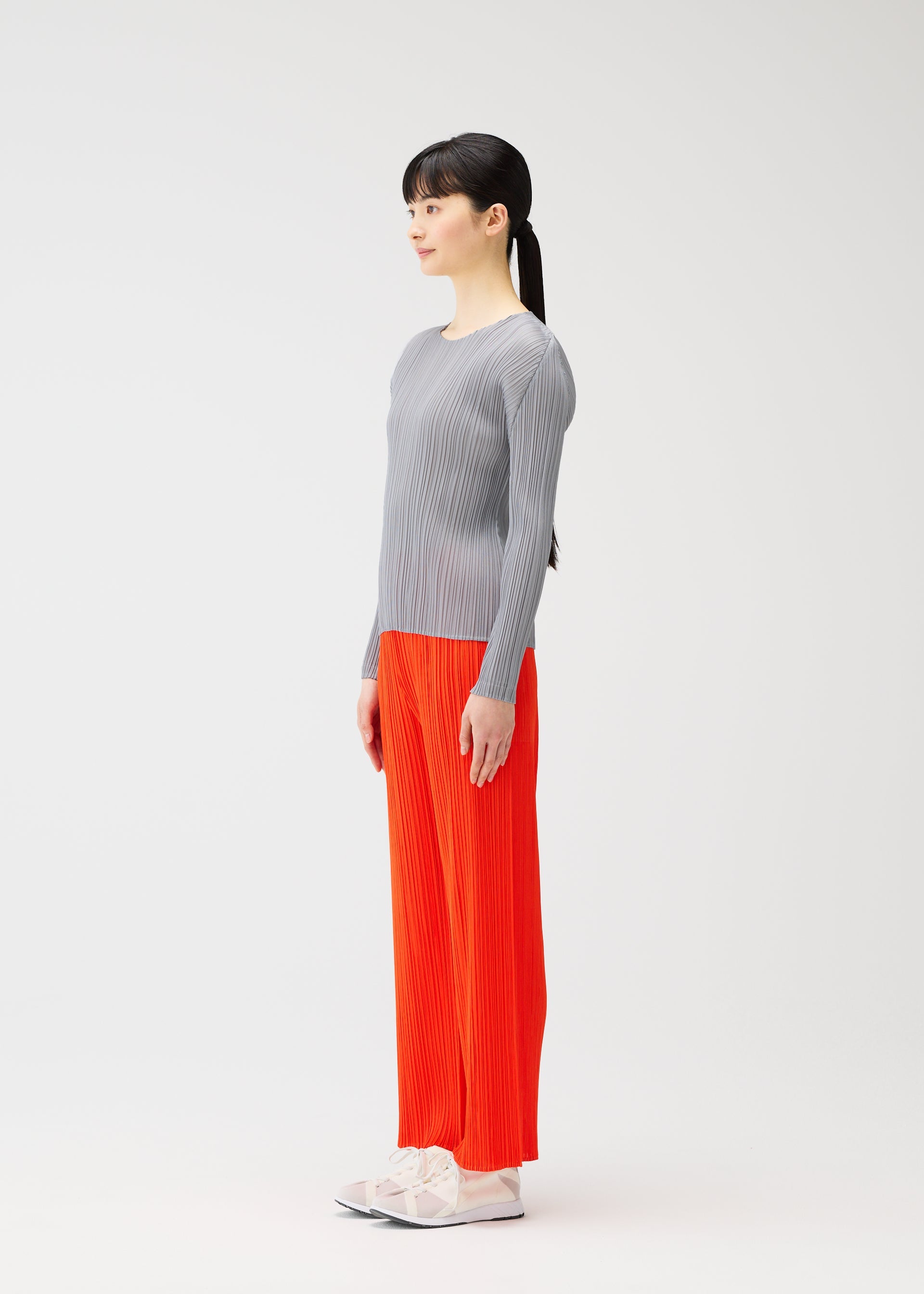 A model wears the PLEATS PLEASE ISSEY MIYAKE MONTHLY COLORS FEBRUARY prêt à porter.