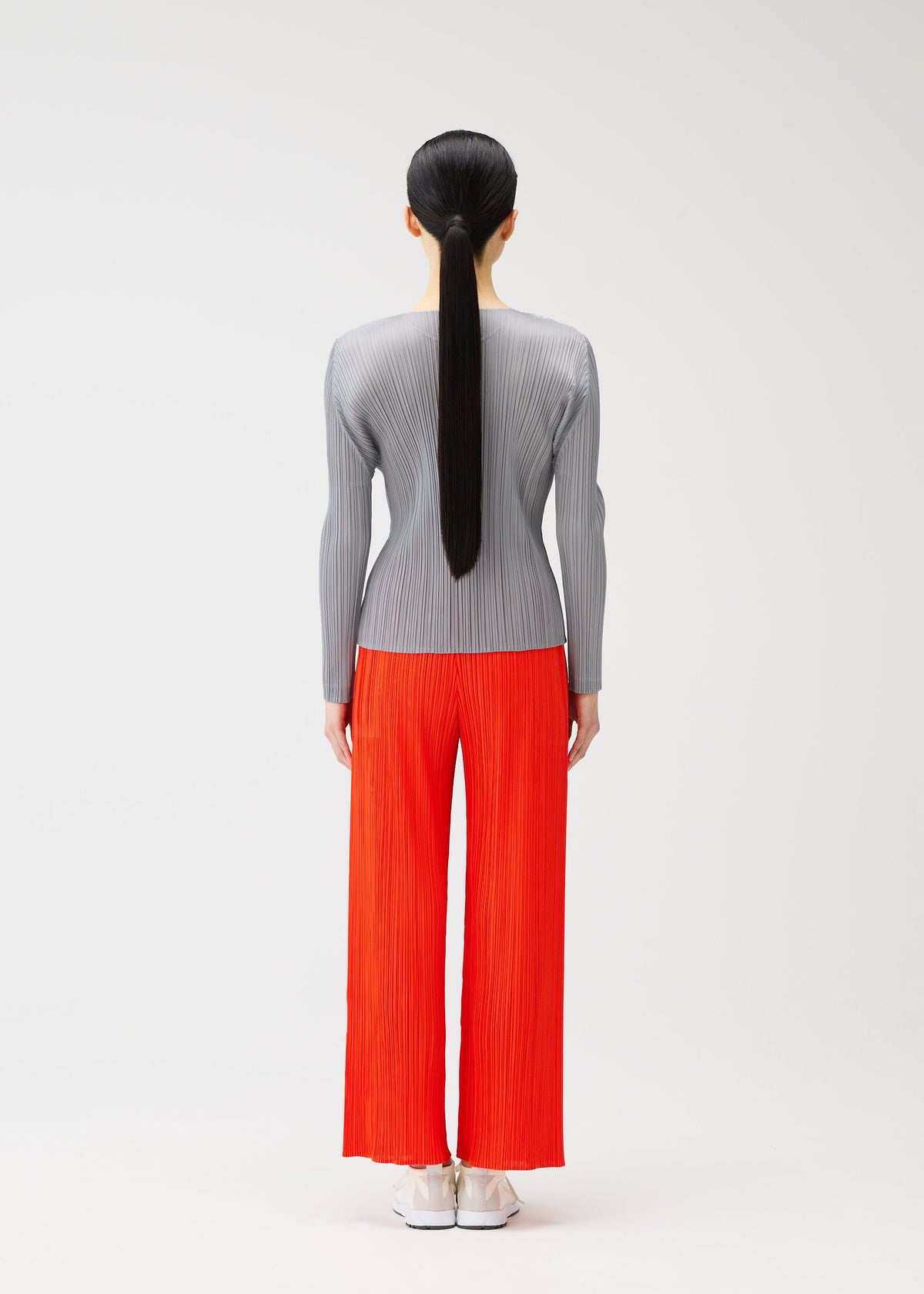 A model wears the PLEATS PLEASE ISSEY MIYAKE MONTHLY COLORS FEBRUARY prêt à porter.
