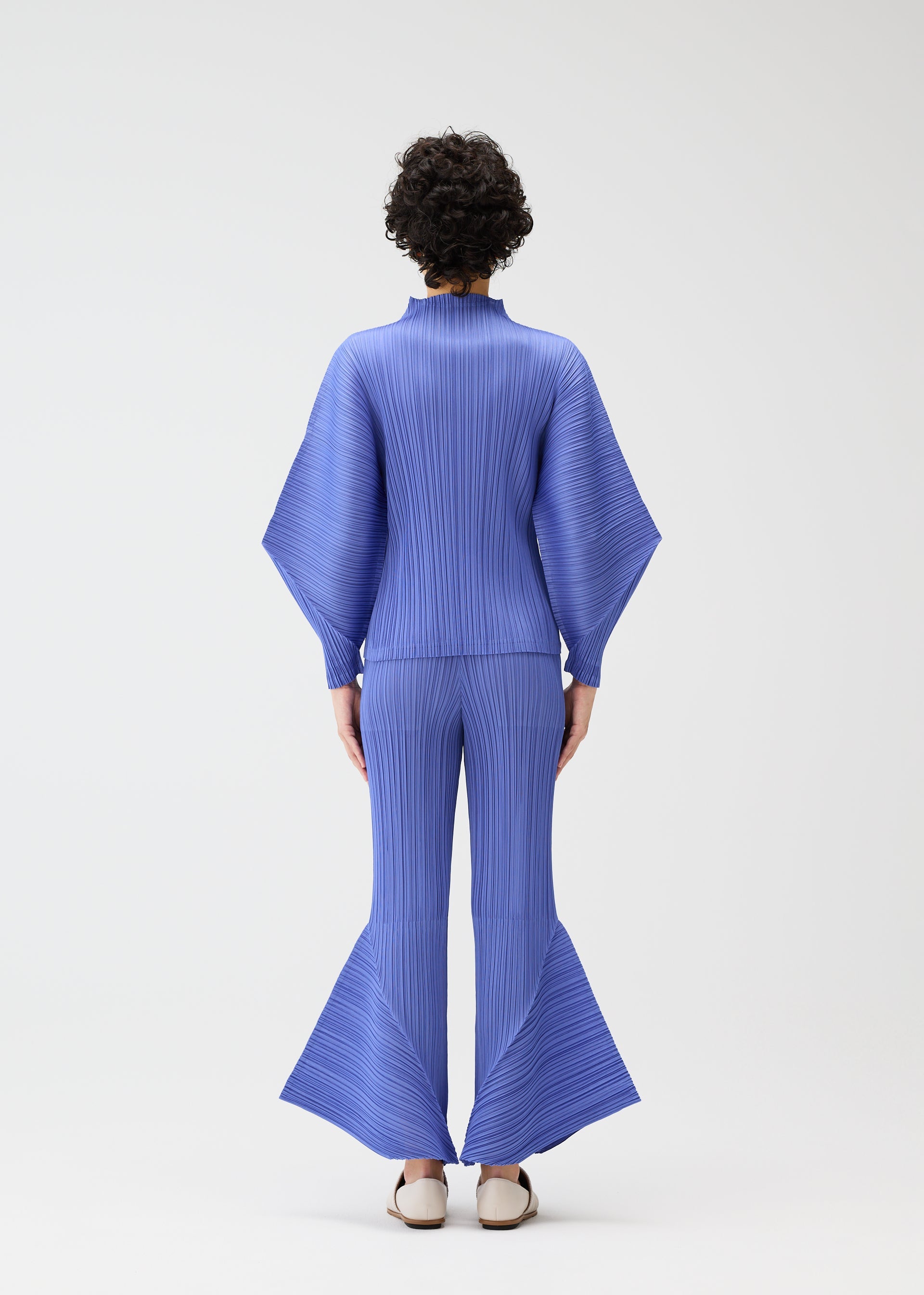 カイリージェンナー着用！ISSEY MIYAKE トップス SKYLINE Top Steel Blue – ISSEY MIYAKE EU