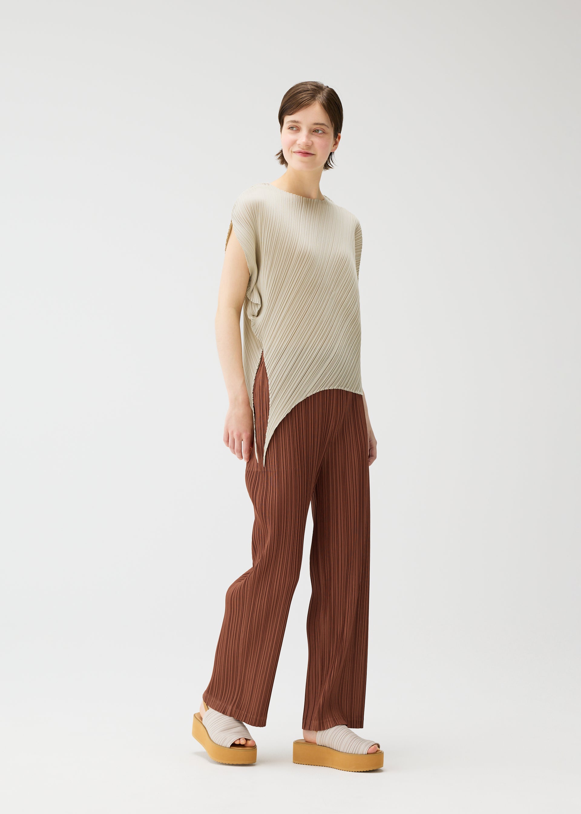 LEAF Top Greige – ISSEY MIYAKE EU