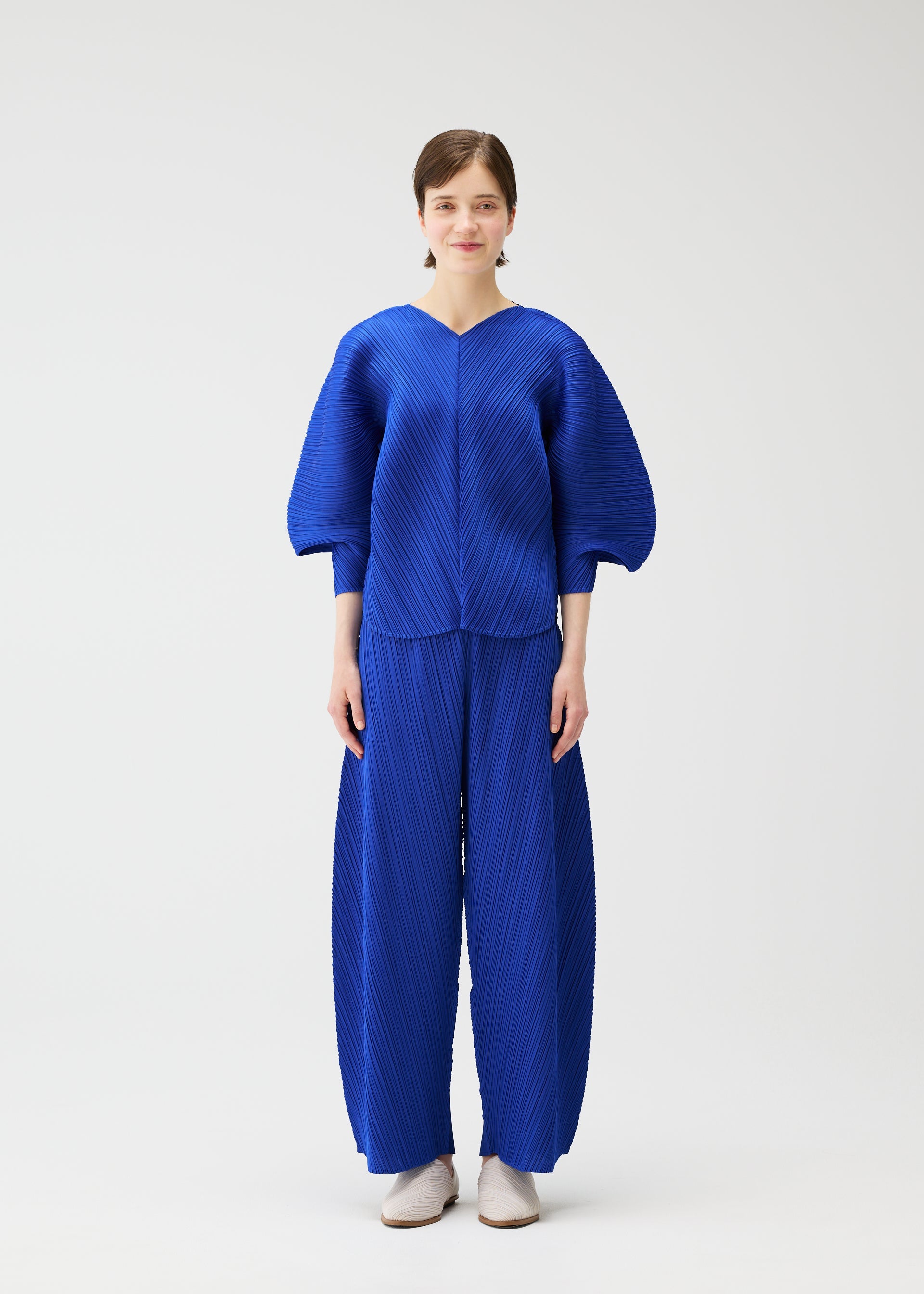 A model wears the PLEATS PLEASE ISSEY MIYAKE COAST pp66jk46143os.