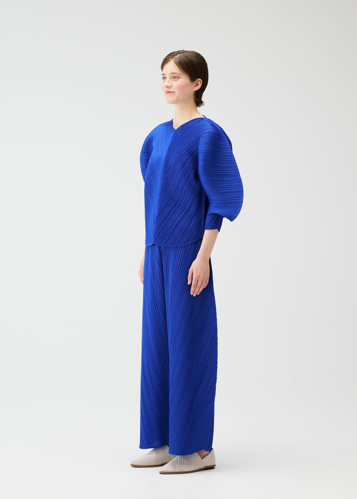A model wears the PLEATS PLEASE ISSEY MIYAKE COAST pp66jk46143os.