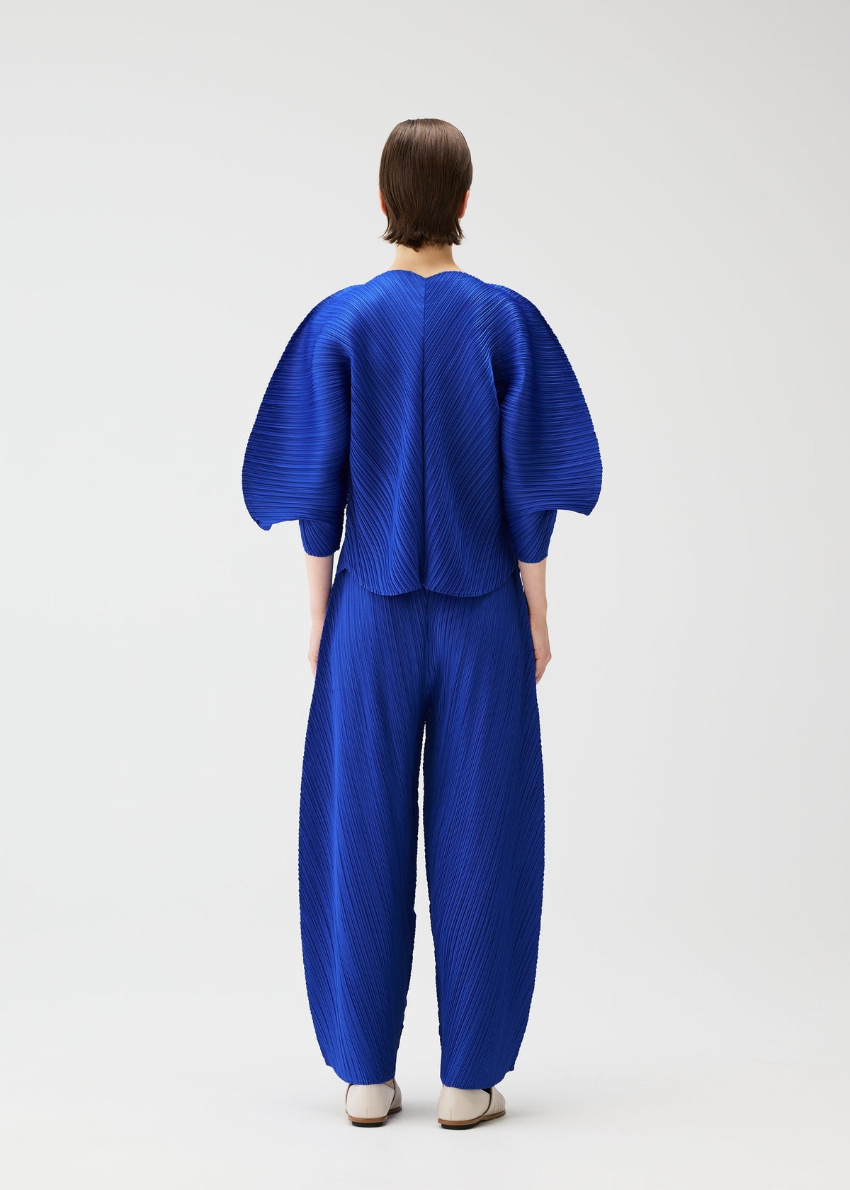 A model wears the PLEATS PLEASE ISSEY MIYAKE COAST pp66jk46143os.