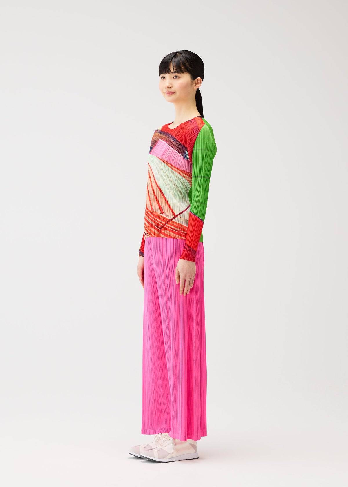 A model wears the PLEATS PLEASE ISSEY MIYAKE CITY COLLAGE prêt à porter.