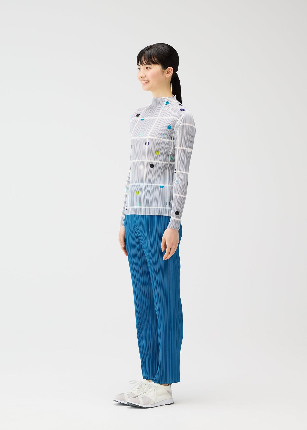A model wears the PLEATS PLEASE ISSEY MIYAKE CROSSING DOTS prêt à porter.