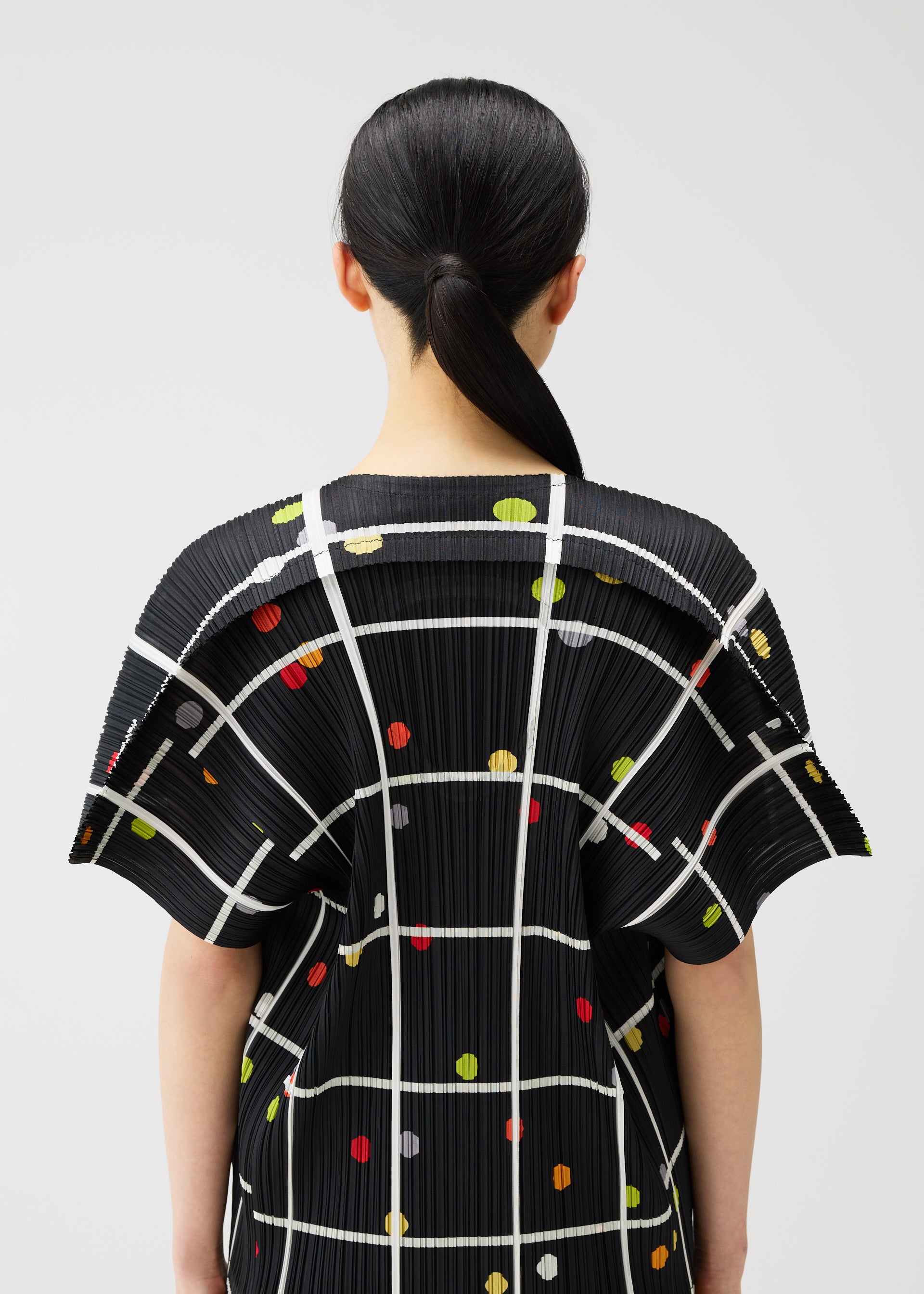 CROSSING DOTS Top Black – ISSEY MIYAKE EU
