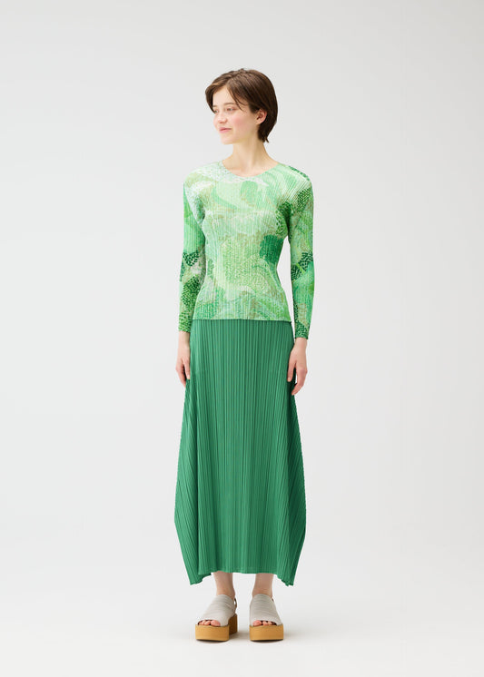 A model wears the Pleats Please Issey Miyake FOGGY FOREST prêt à porter.