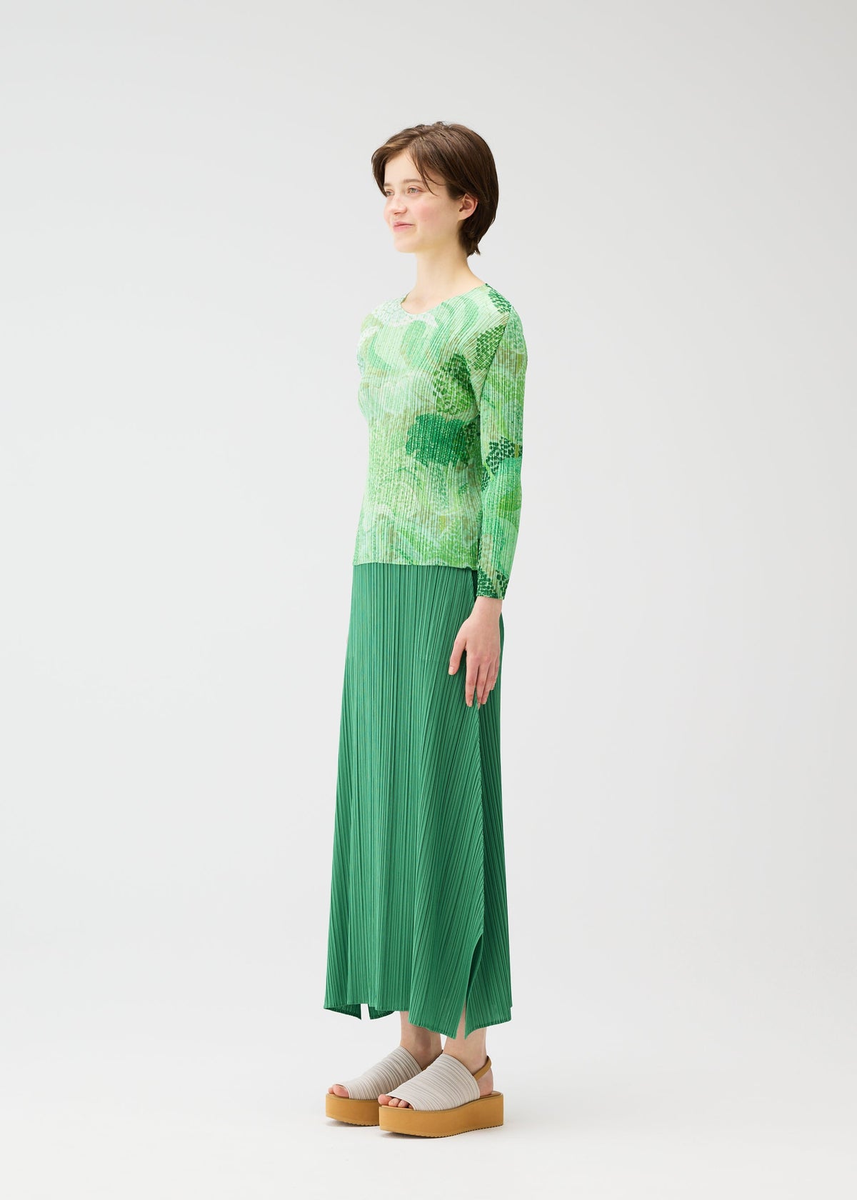 A model wears the Pleats Please Issey Miyake FOGGY FOREST prêt à porter.
