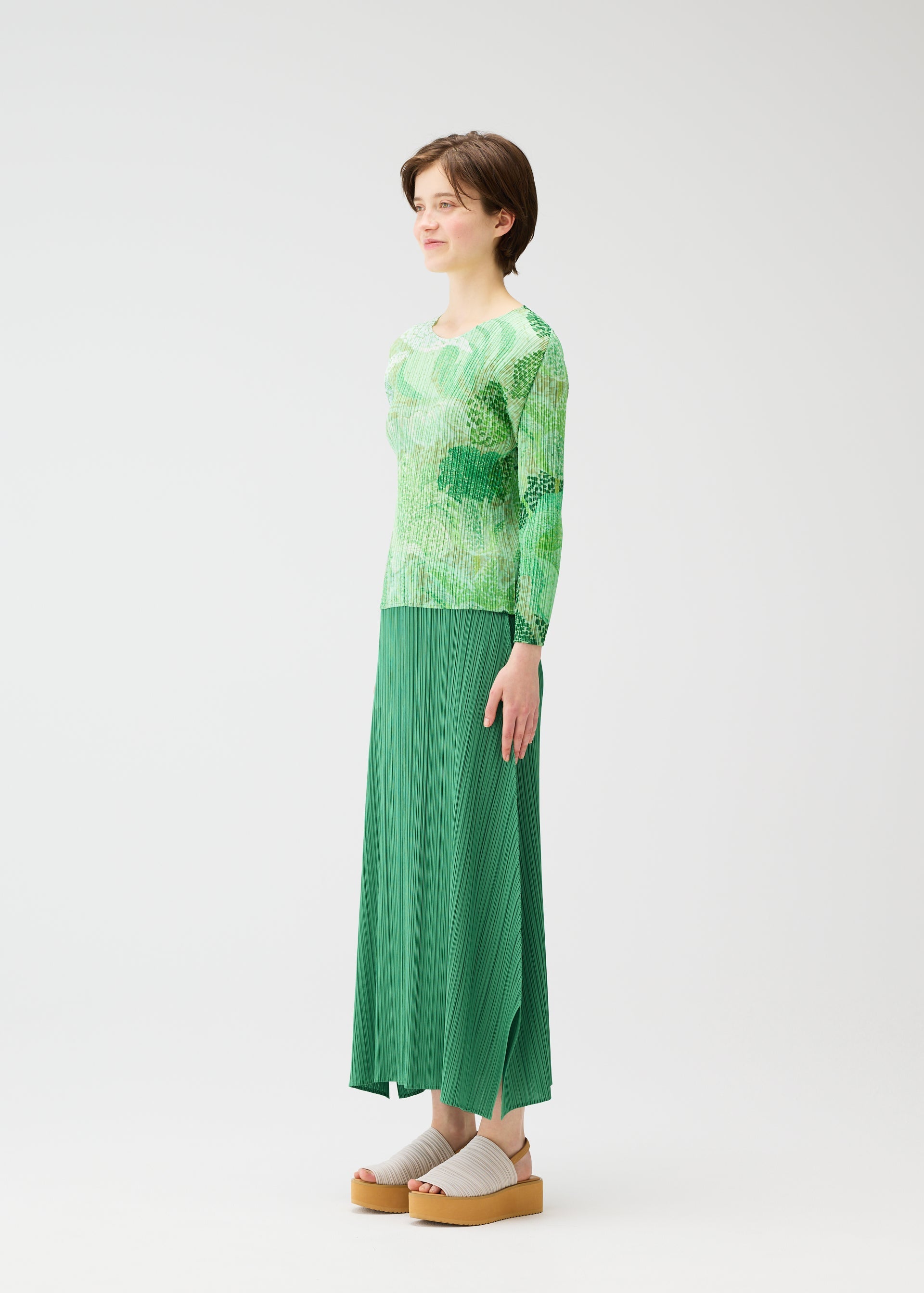 A model wears the Pleats Please Issey Miyake FOGGY FOREST prêt à porter.