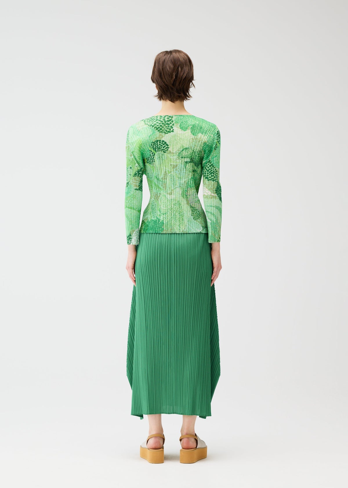 A model wears the Pleats Please Issey Miyake FOGGY FOREST prêt à porter.