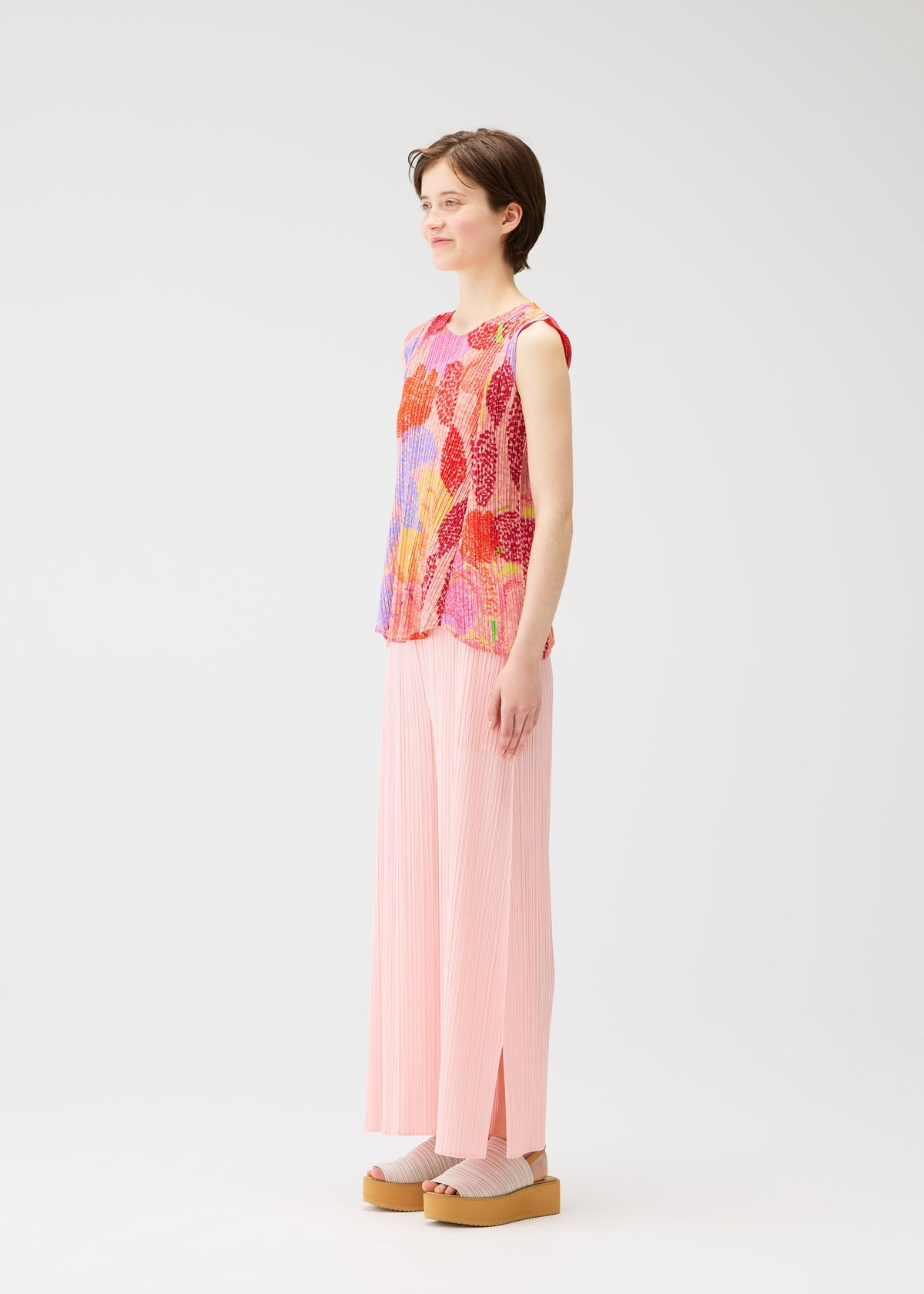 A model wears the Pleats Please Issey Miyake FOGGY FOREST prêt à porter.