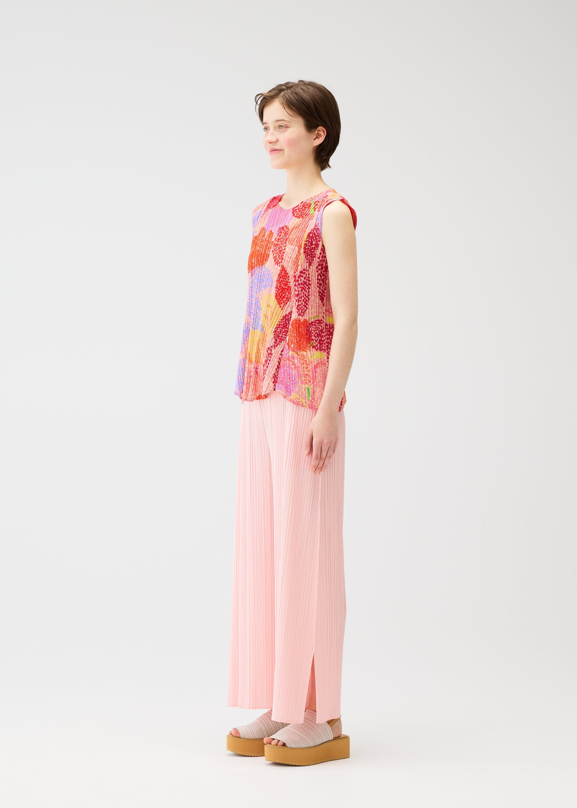 A model wears the Pleats Please Issey Miyake FOGGY FOREST prêt à porter.