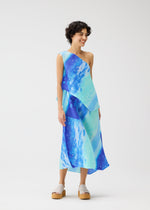 A model wears the Pleats Please Issey Miyake SEA BUBBLE shirt.