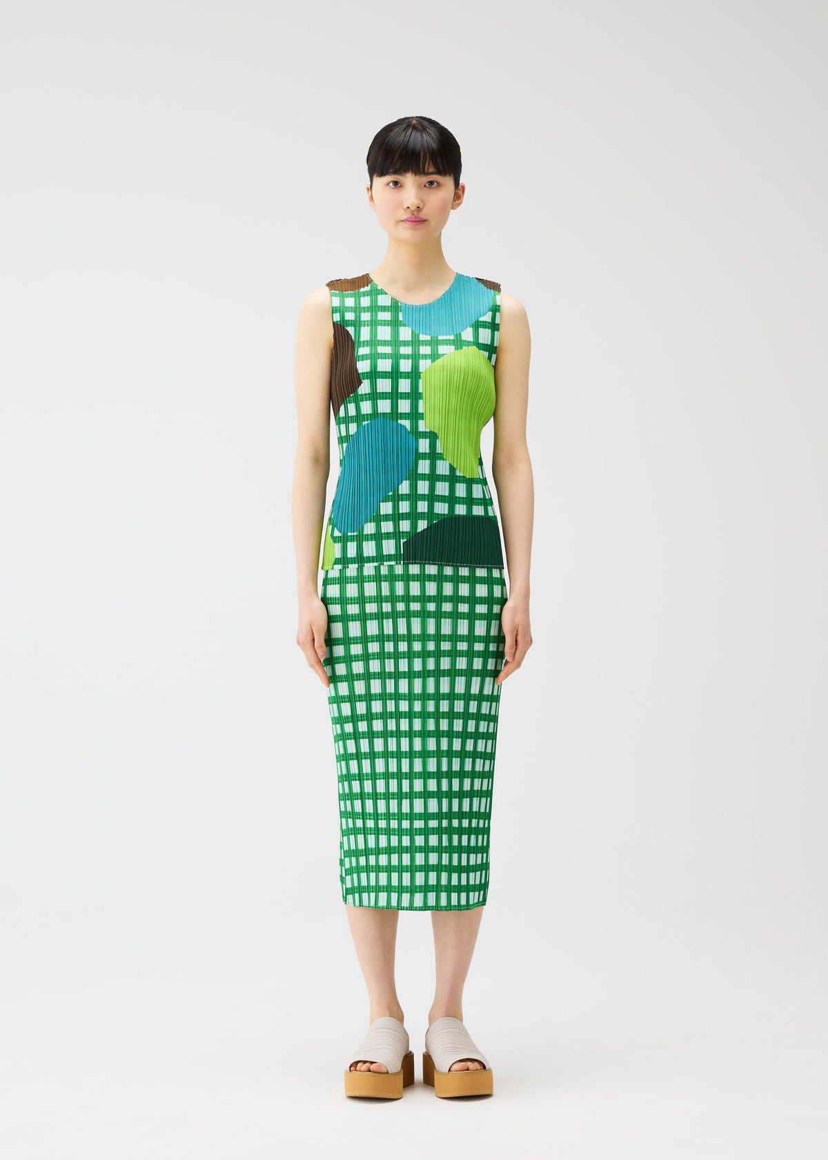 A model wears the PLEATS PLEASE ISSEY MIYAKE MARKET market-shirt-special-color-1.