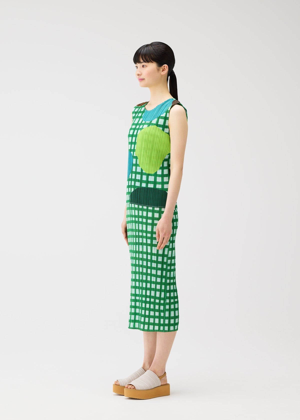 A model wears the PLEATS PLEASE ISSEY MIYAKE MARKET market-shirt-special-color-1.
