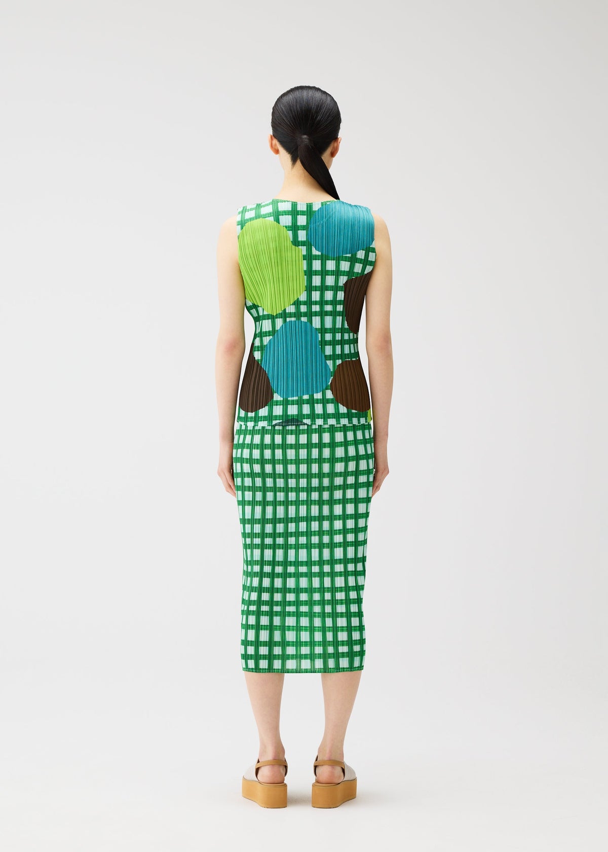 A model wears the PLEATS PLEASE ISSEY MIYAKE MARKET market-shirt-special-color-1.