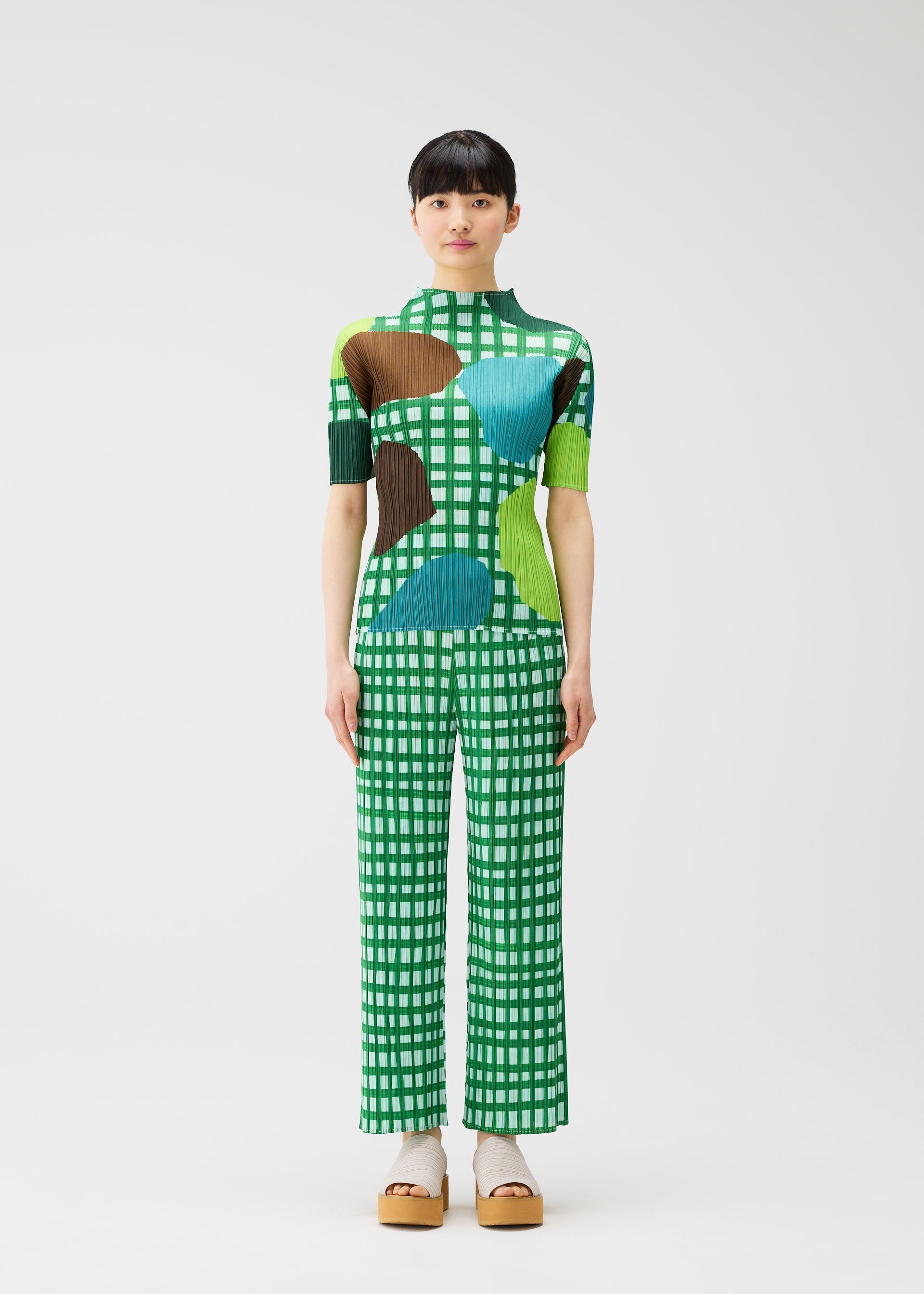 A model wears the PLEATS PLEASE ISSEY MIYAKE MARKET market-shirt-potato-2.