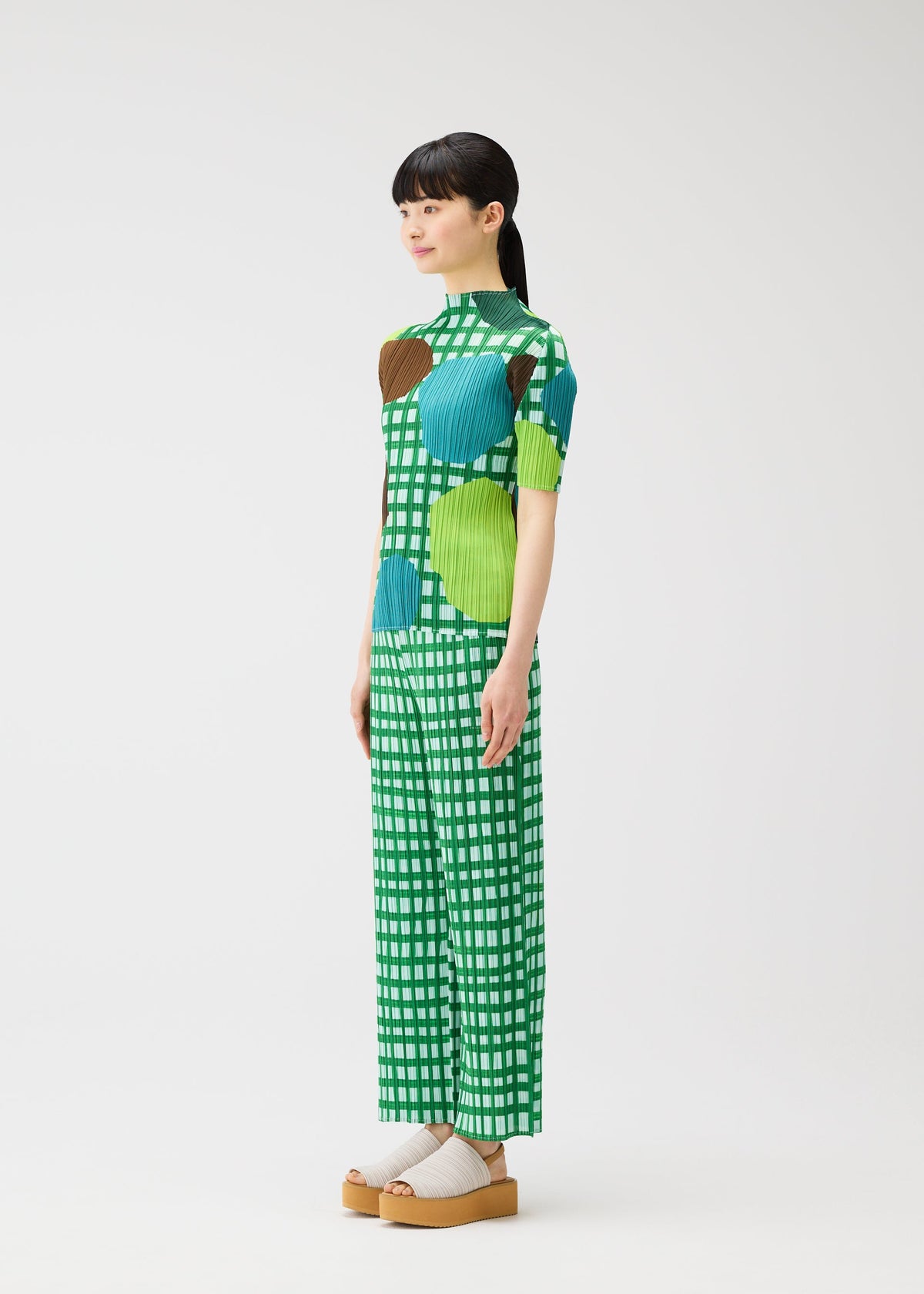 A model wears the PLEATS PLEASE ISSEY MIYAKE MARKET market-shirt-tomato-3.
