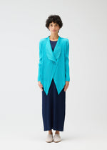 A model wears the PLEATS PLEASE ISSEY MIYAKE MONTHLY COLORS JANUARY prêt à porter.
