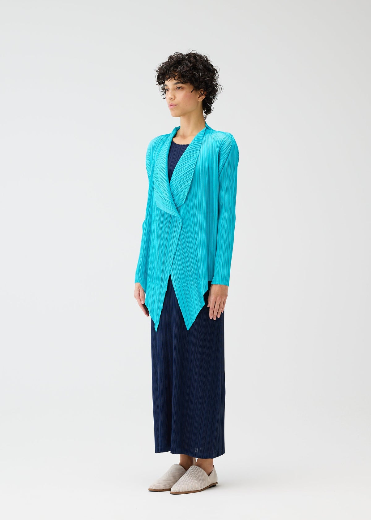 A model wears the PLEATS PLEASE ISSEY MIYAKE MONTHLY COLORS JANUARY prêt à porter.