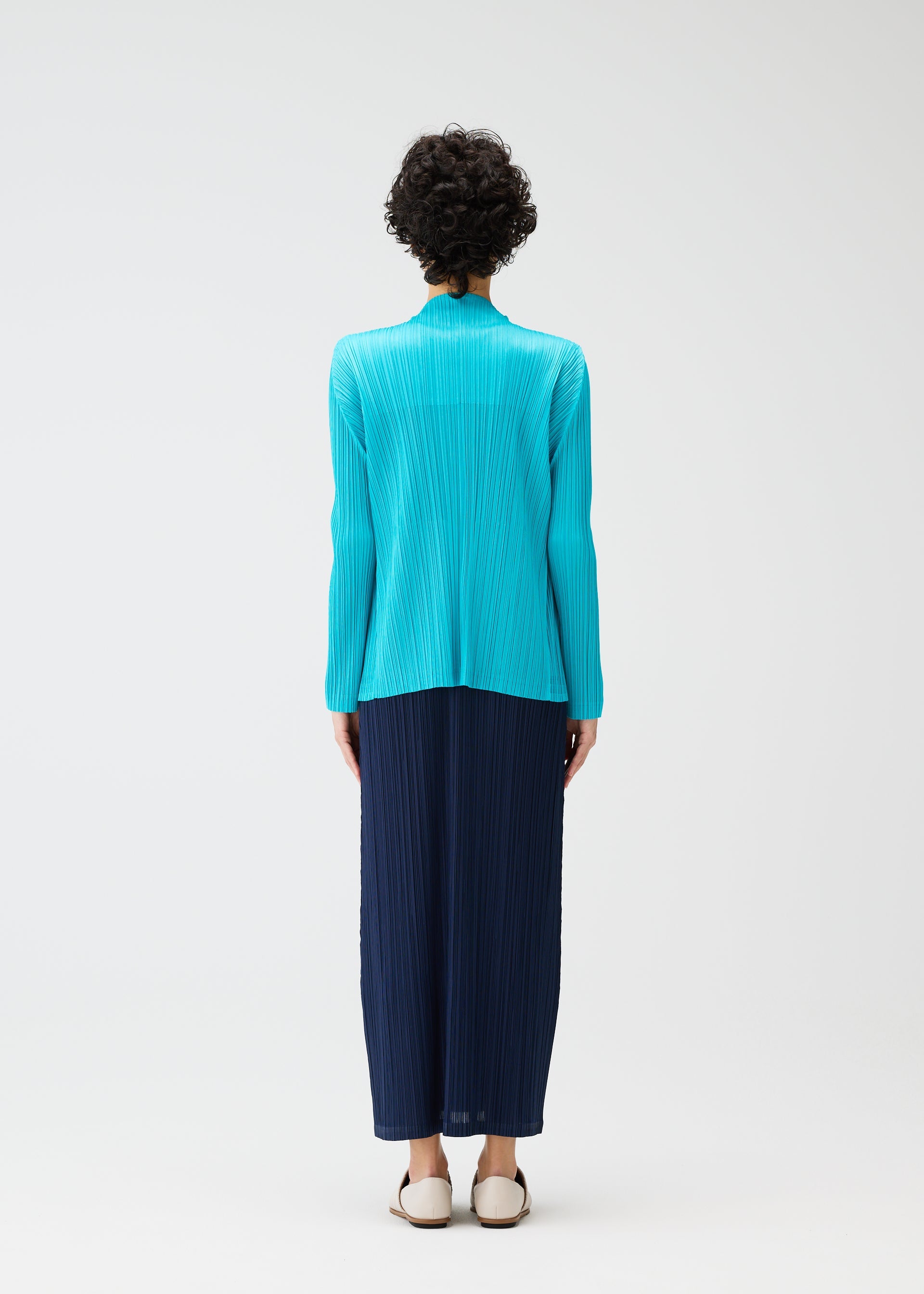 MONTHLY COLORS : JANUARY Cardigan Sky Blue – ISSEY MIYAKE EU