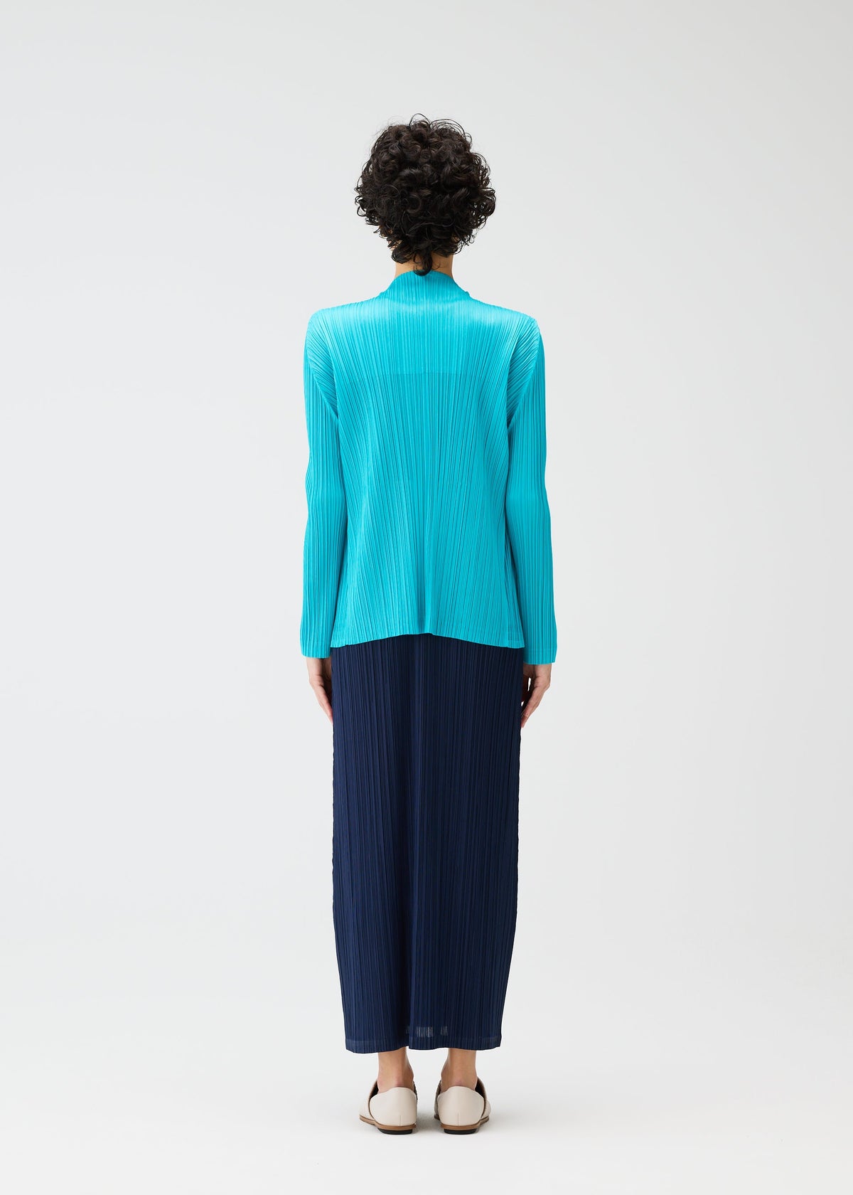 A model wears the PLEATS PLEASE ISSEY MIYAKE MONTHLY COLORS JANUARY prêt à porter.