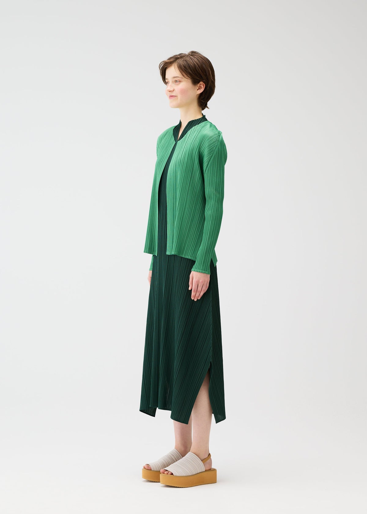 A model wears the Pleats Please Issey Miyake MONTHLY COLORS MARCH prêt à porter.