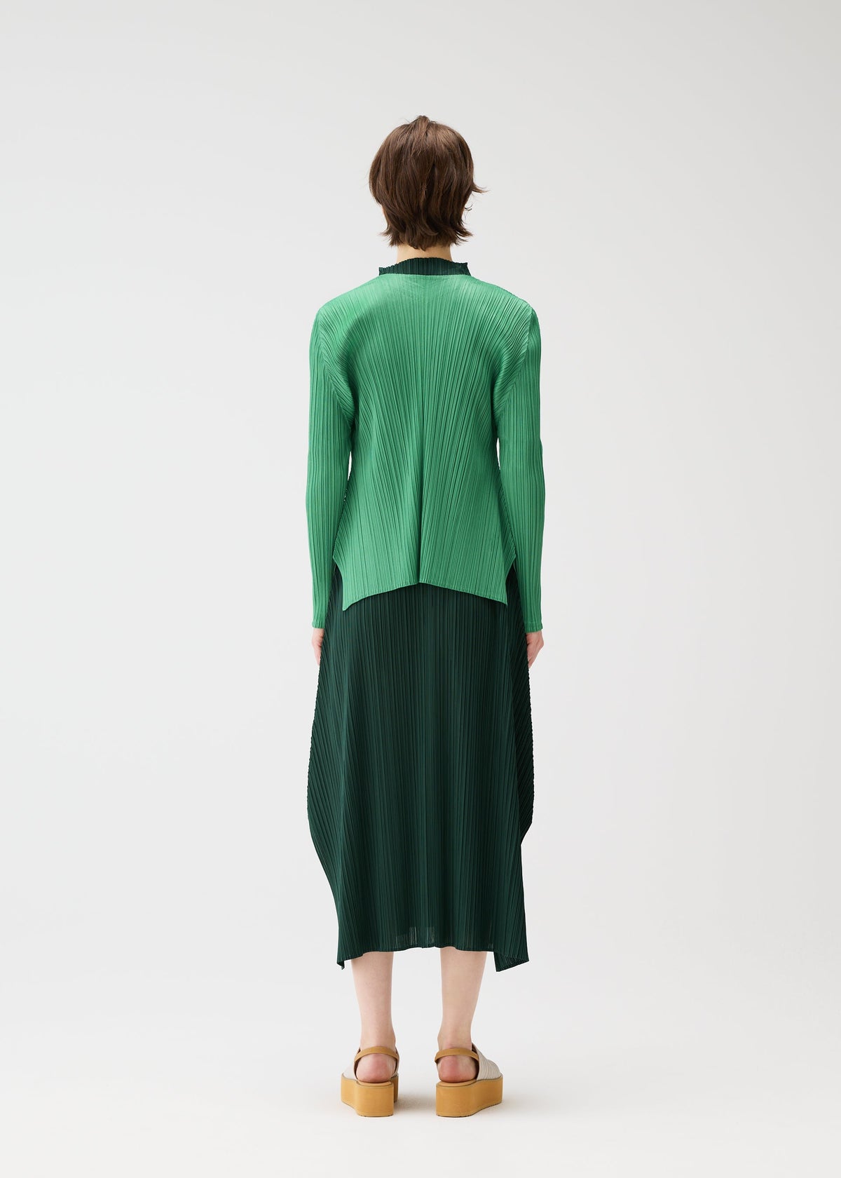 A model wears the Pleats Please Issey Miyake MONTHLY COLORS MARCH prêt à porter.