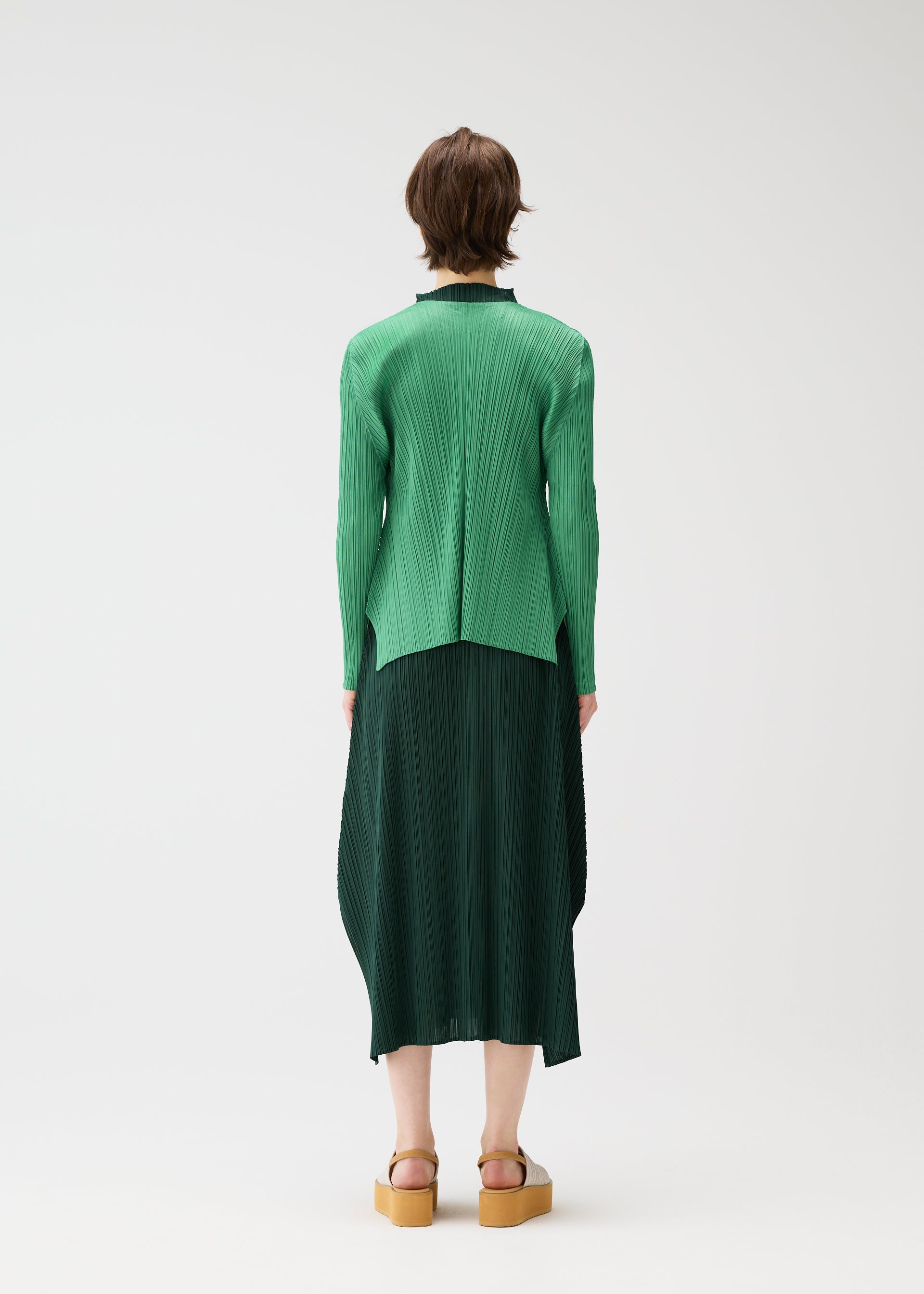 A model wears the Pleats Please Issey Miyake MONTHLY COLORS MARCH prêt à porter.