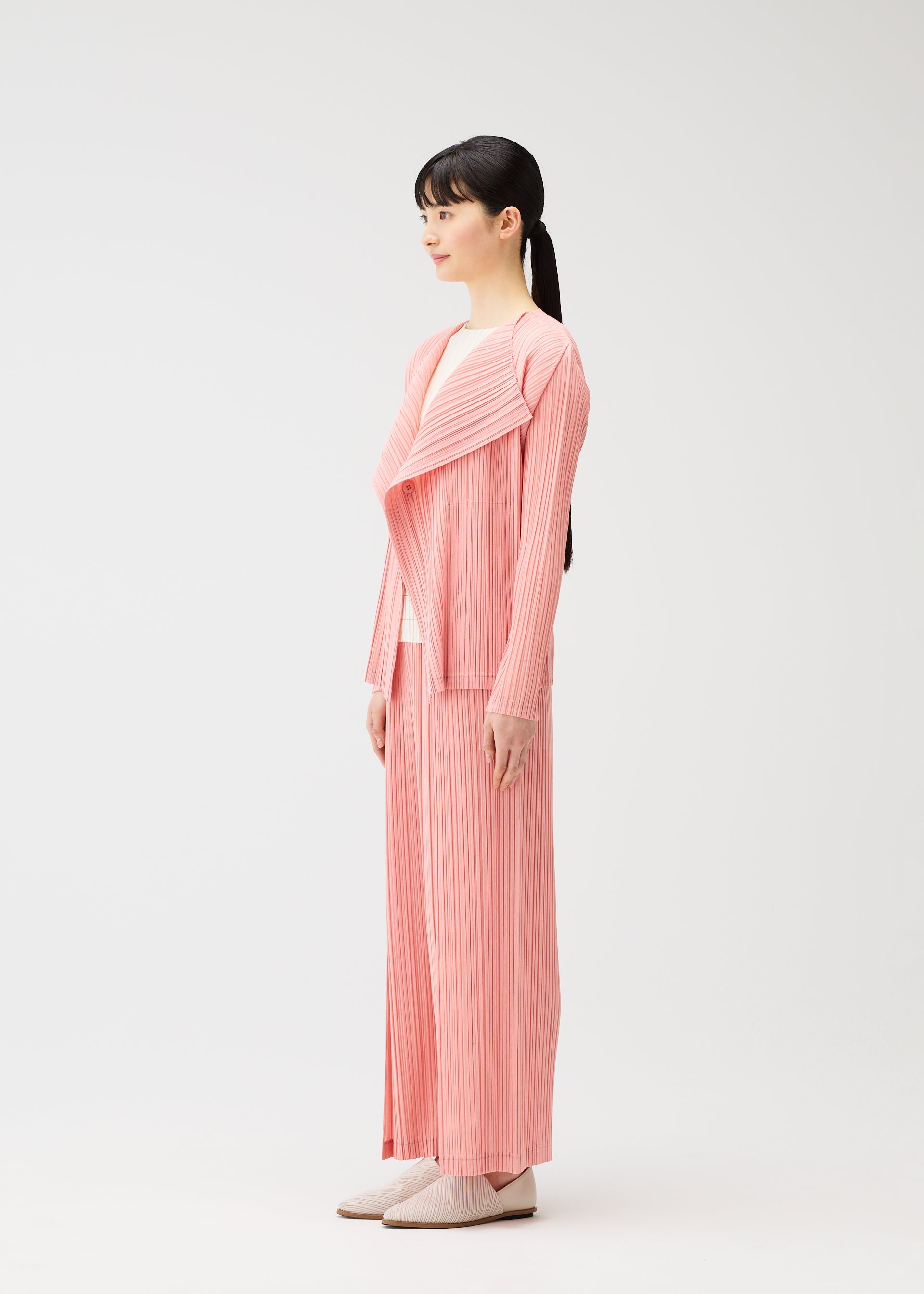 ピンクの猫 ISSEY SPORT ウールカーディガンジャケット RAMIE PLEATS Cardigan Coral Pink – ISSEY MIYAKE EU