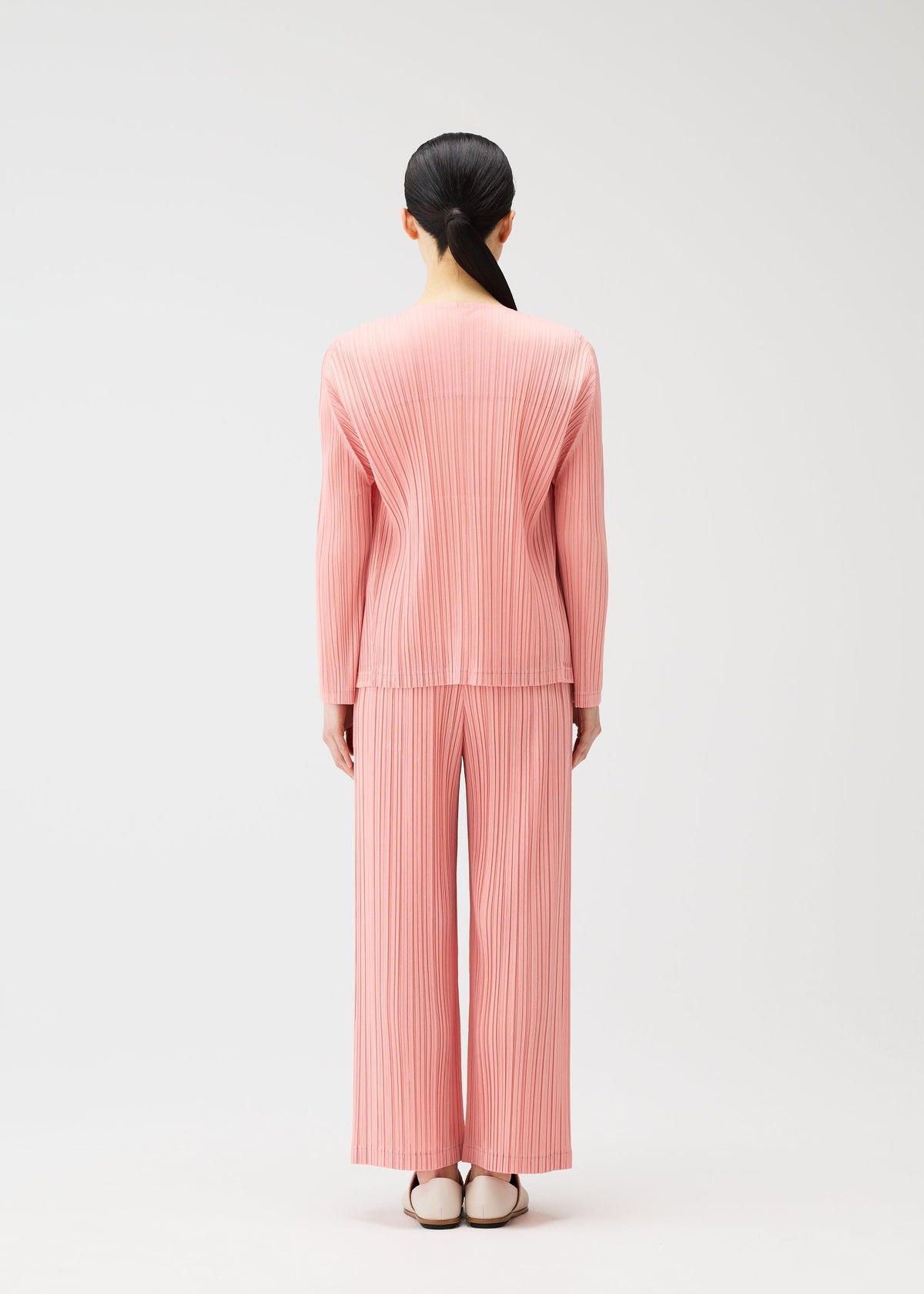 A model wears the Pleats Please Issey Miyake RAMIE PLEATS prêt à porter.