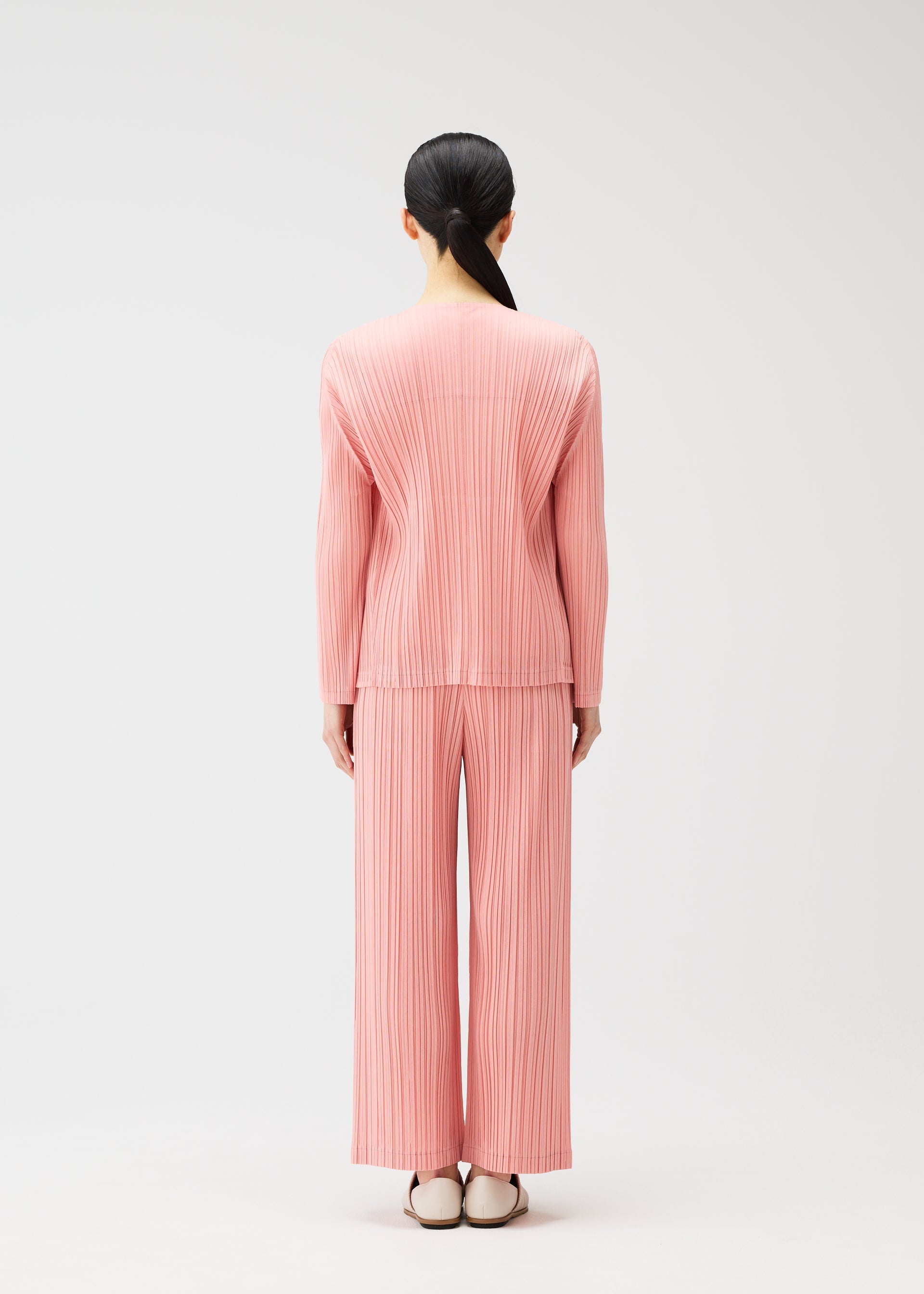 A model wears the Pleats Please Issey Miyake RAMIE PLEATS prêt à porter.