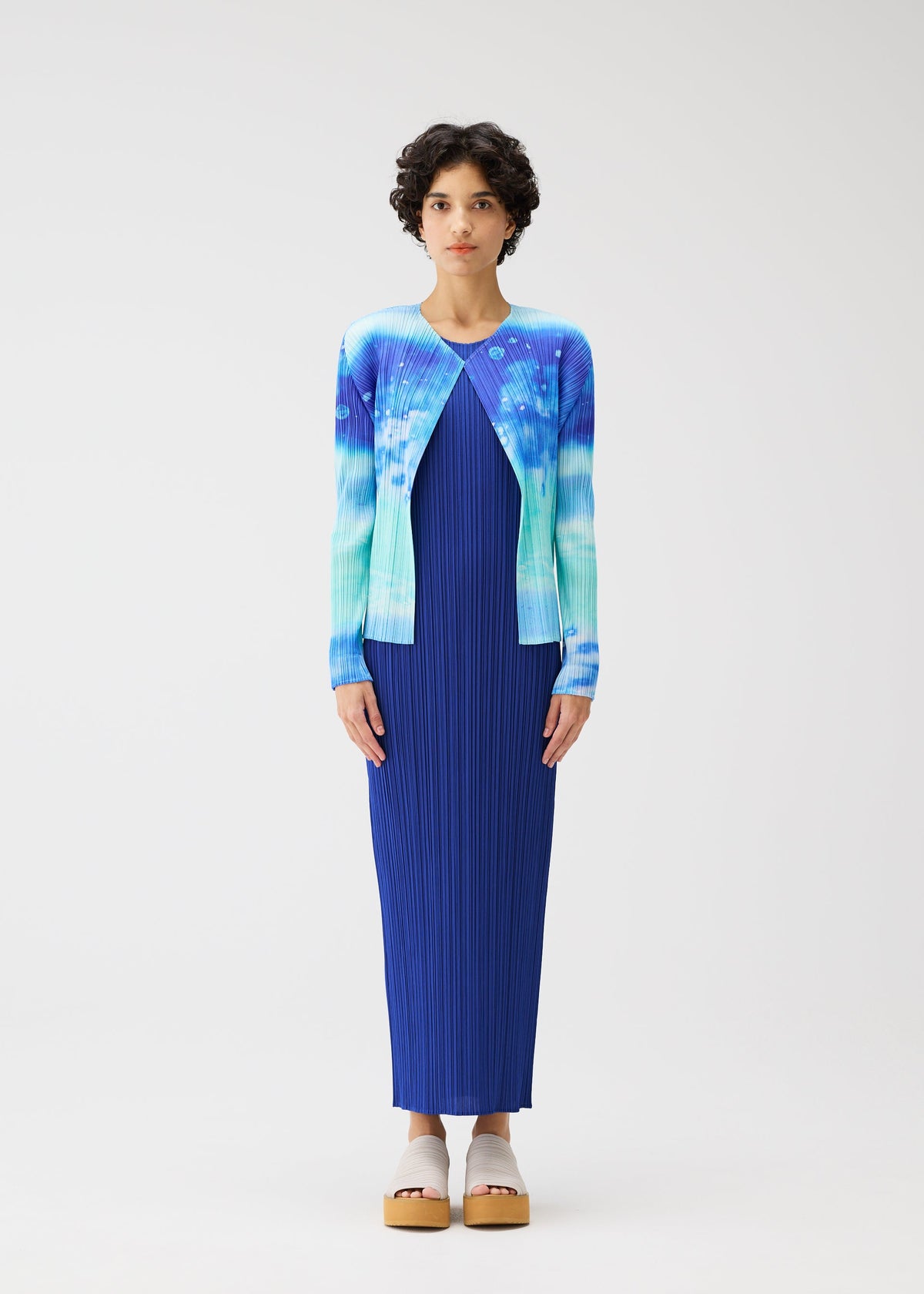 A model wears the Pleats Please Issey Miyake SEA BUBBLE cardigan.