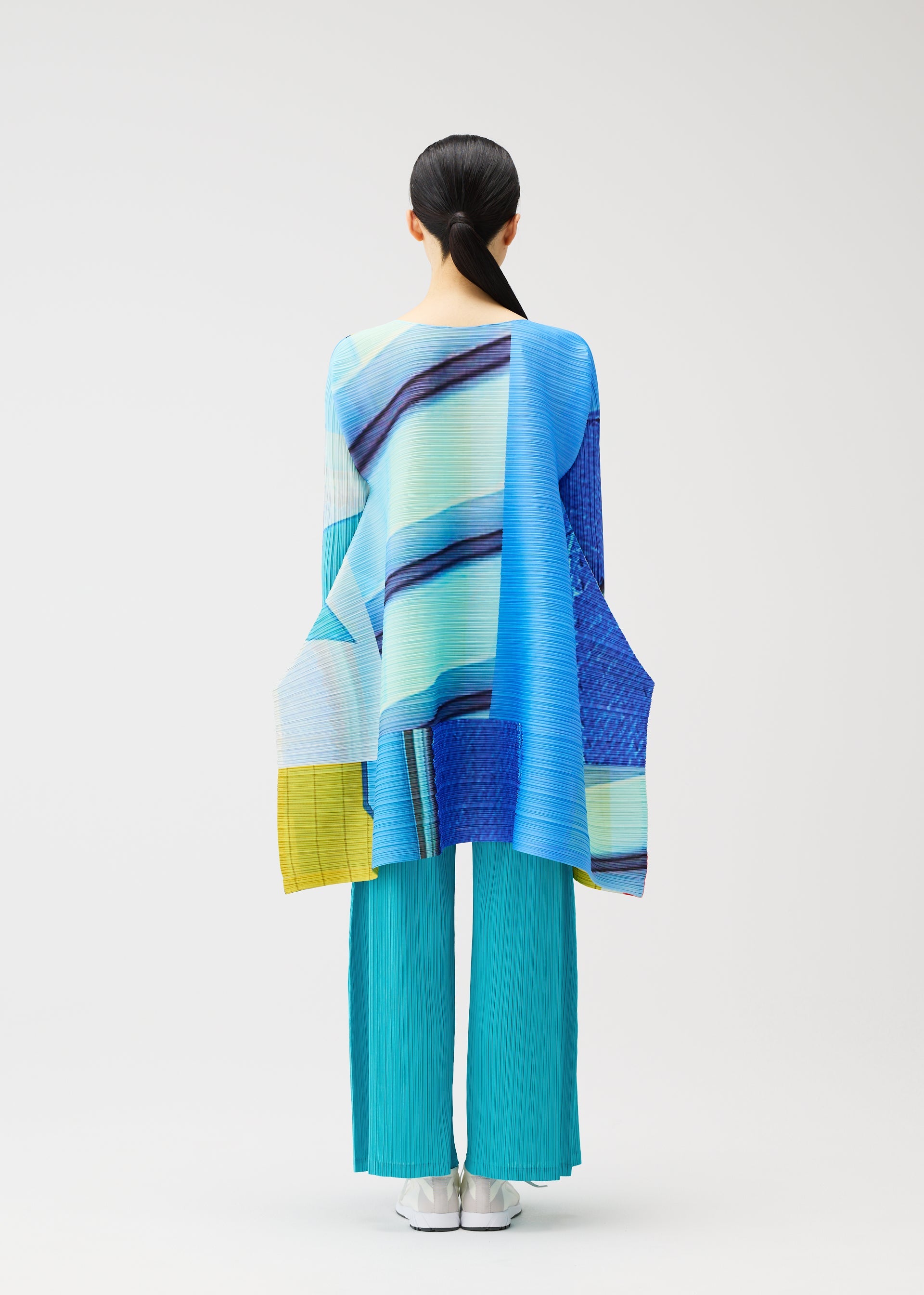 A model wears the PLEATS PLEASE ISSEY MIYAKE CITY COLLAGE prêt à porter.