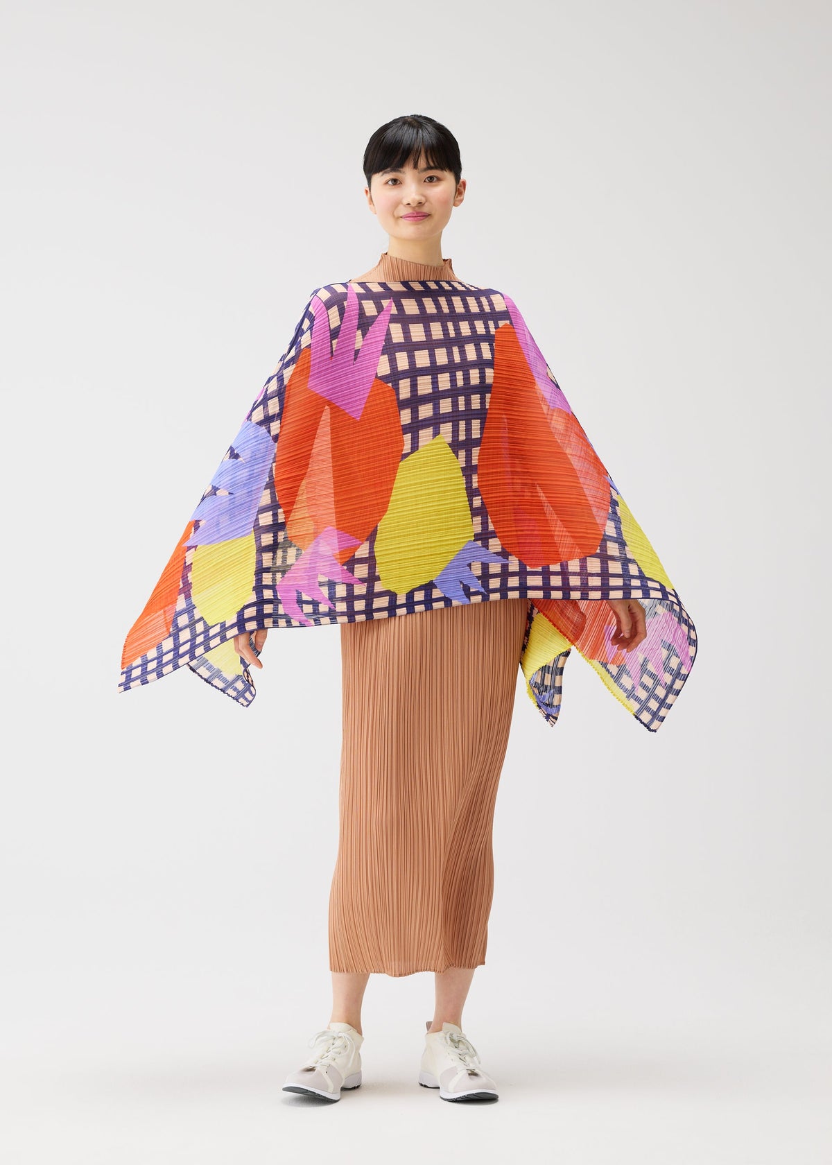 A model wears the PLEATS PLEASE ISSEY MIYAKE MARKET MADAME-T market-madame-t-stole-tomato-1.