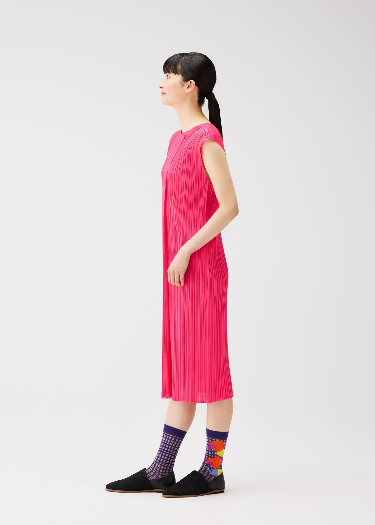 A model wears the PLEATS PLEASE ISSEY MIYAKE MARKET SOCKS market-socks-socks-potato.