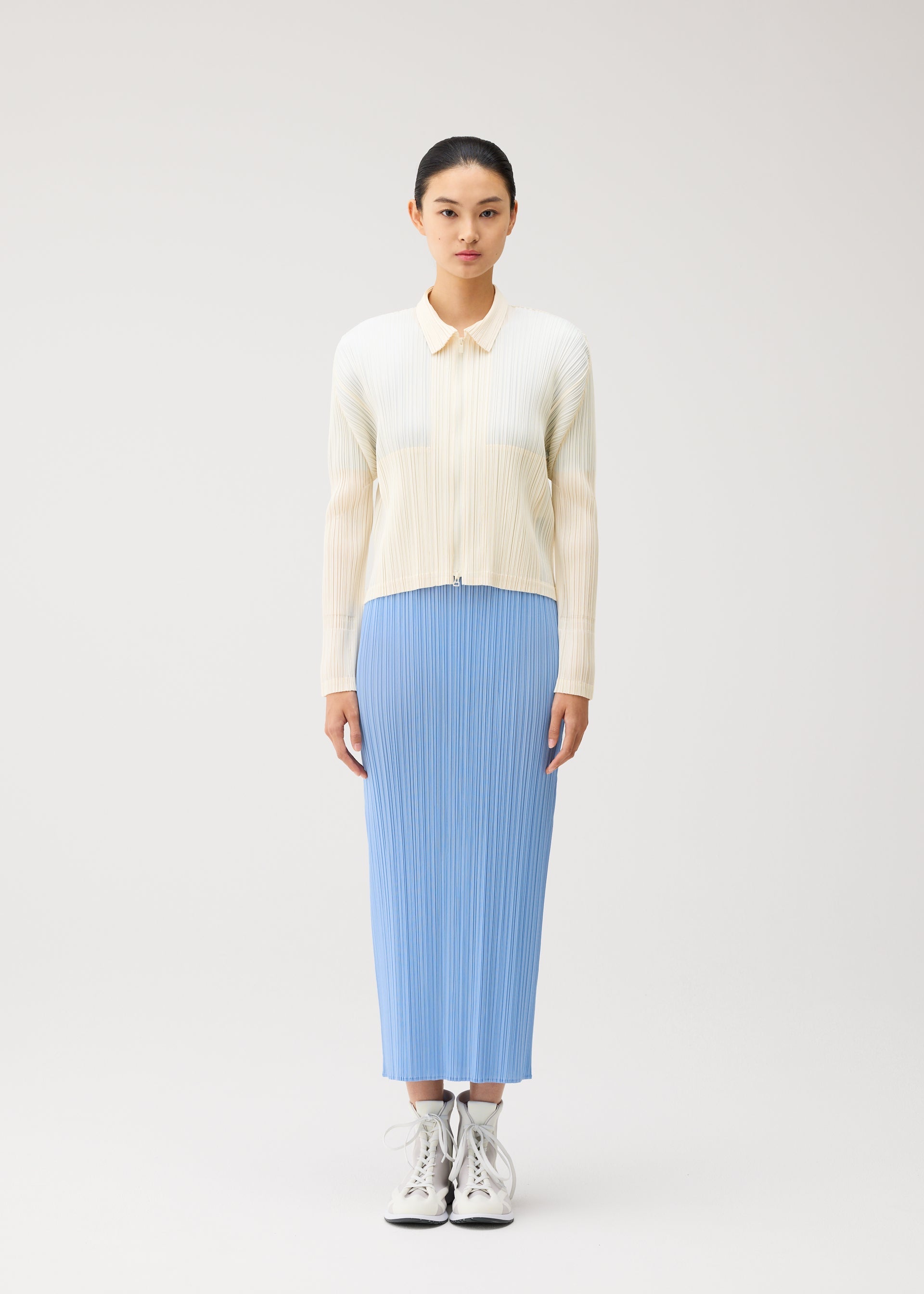 A model wears the PLEATS PLEASE ISSEY MIYAKE MONTHLY COLORS : AUGUST monthly-colors-august-blouson-off-white.